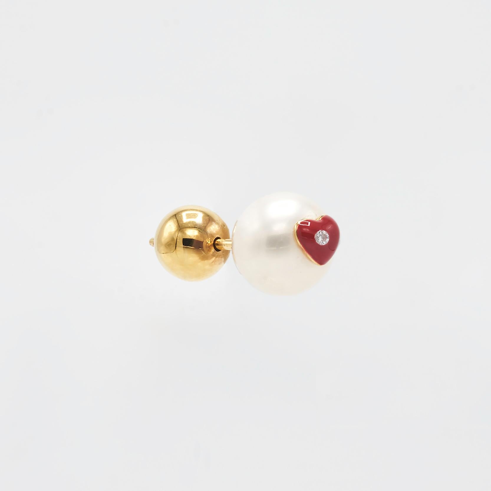 Round pearl ear studs embellished with red enamel heart.

Dimensions: 7mm Pearl
Compositions: Sterling Silver 24 K gold plates/ Fresh water pearl/ Red Enamel/ Cubic Zirconia

SOLD AS PAIRS