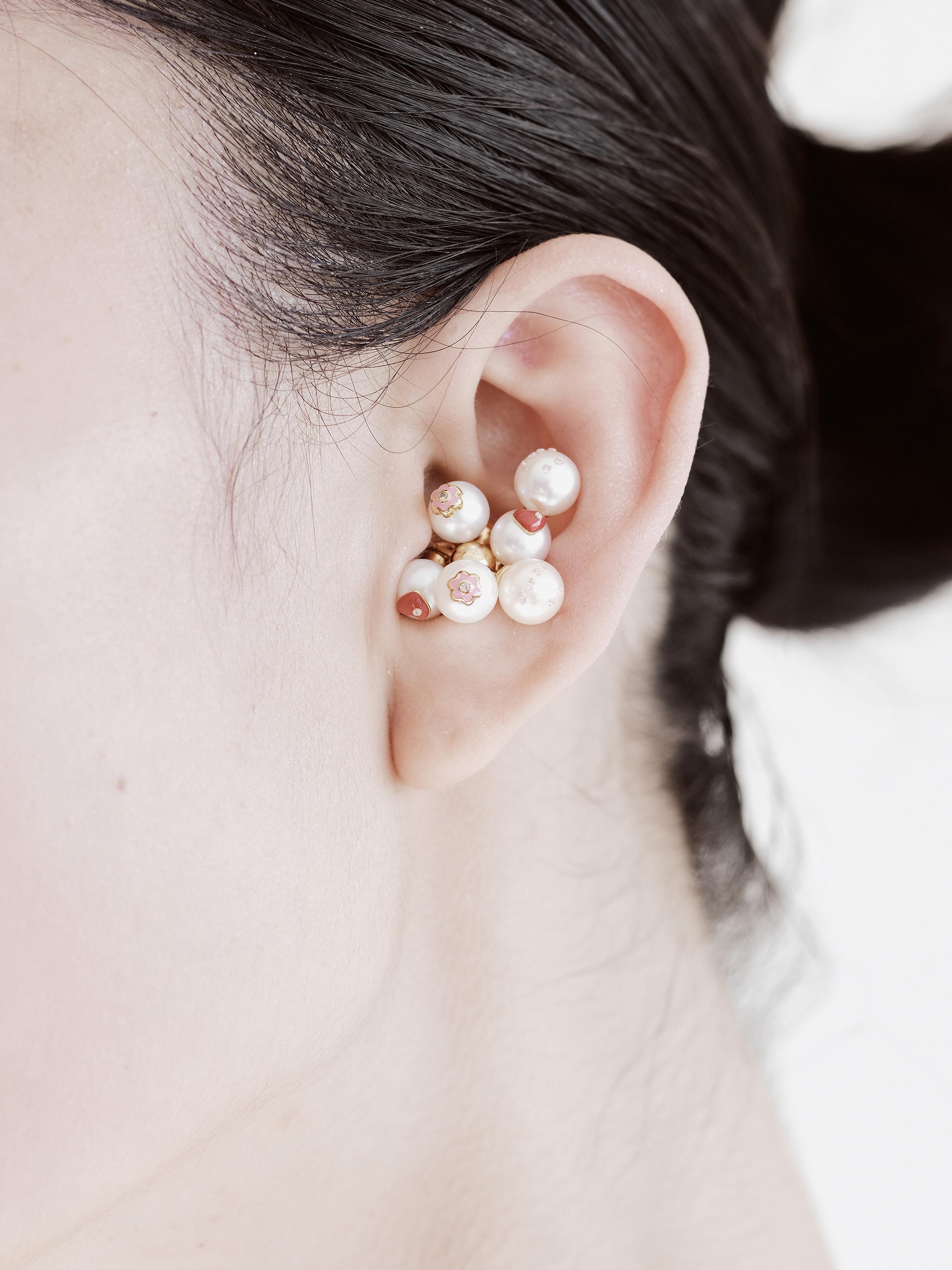 Heart Pearl Enamel ear Studs In New Condition For Sale In New York, NY