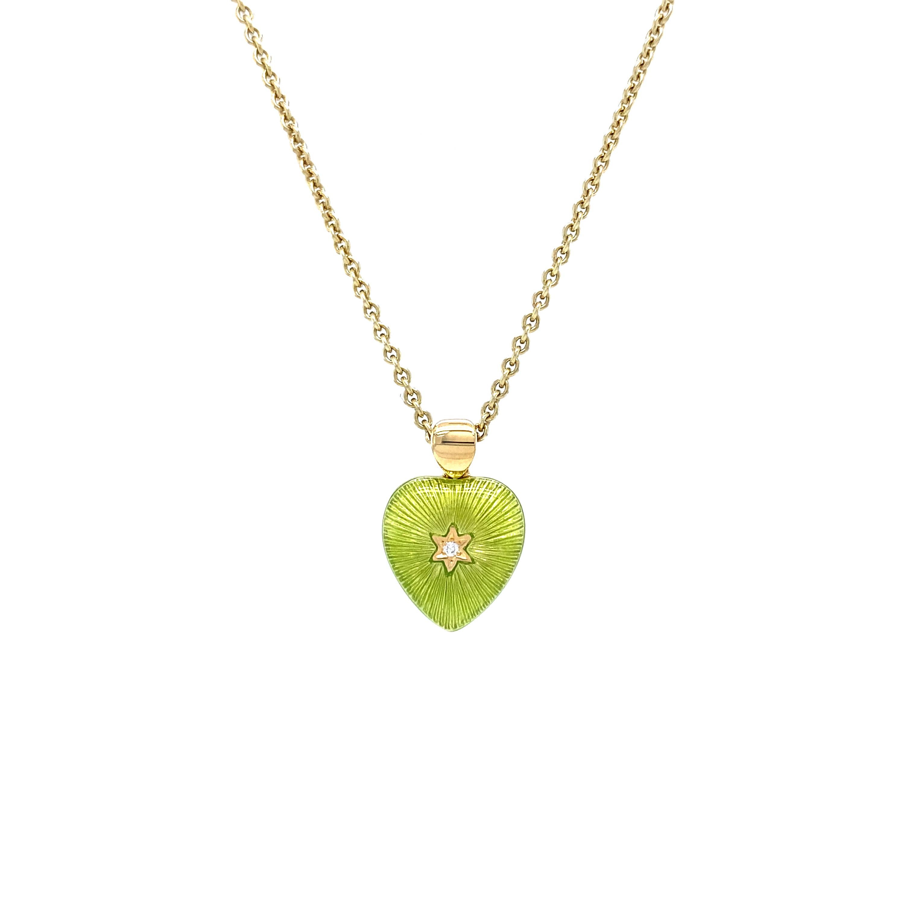 Taille brillant Collier pendentif en forme de cœur en or jaune 18 carats, émail rouge et vert et 2 diamants 2,02 carats en vente