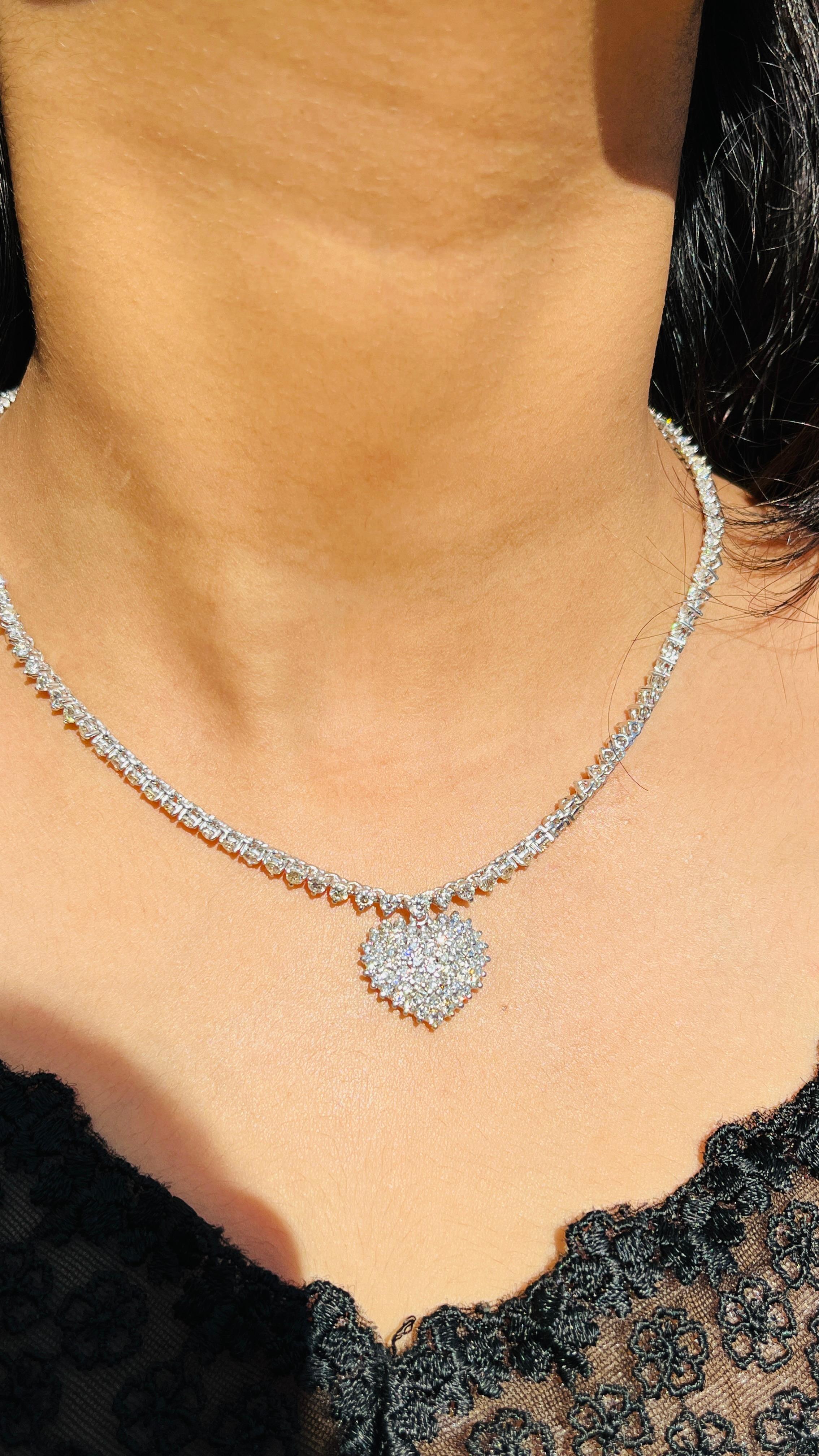 Moderne  Superbe collier cœur en or blanc massif 18 carats avec diamants de 5,5 carats poids total en vente