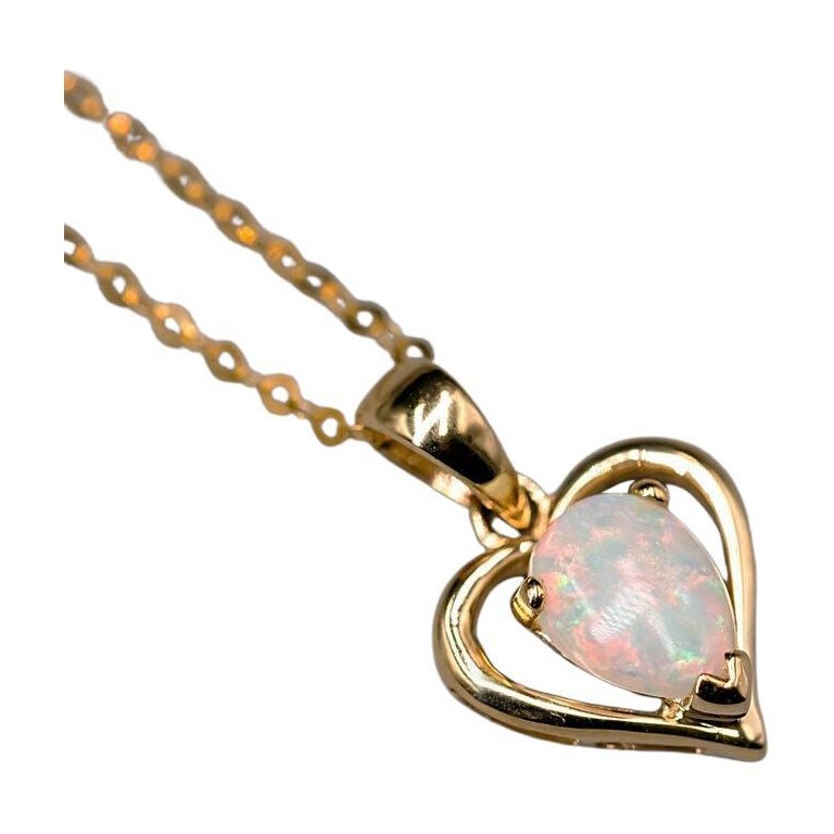 Collier d'opale australienne en or jaune 14k avec pendentif en forme de coeur en vente