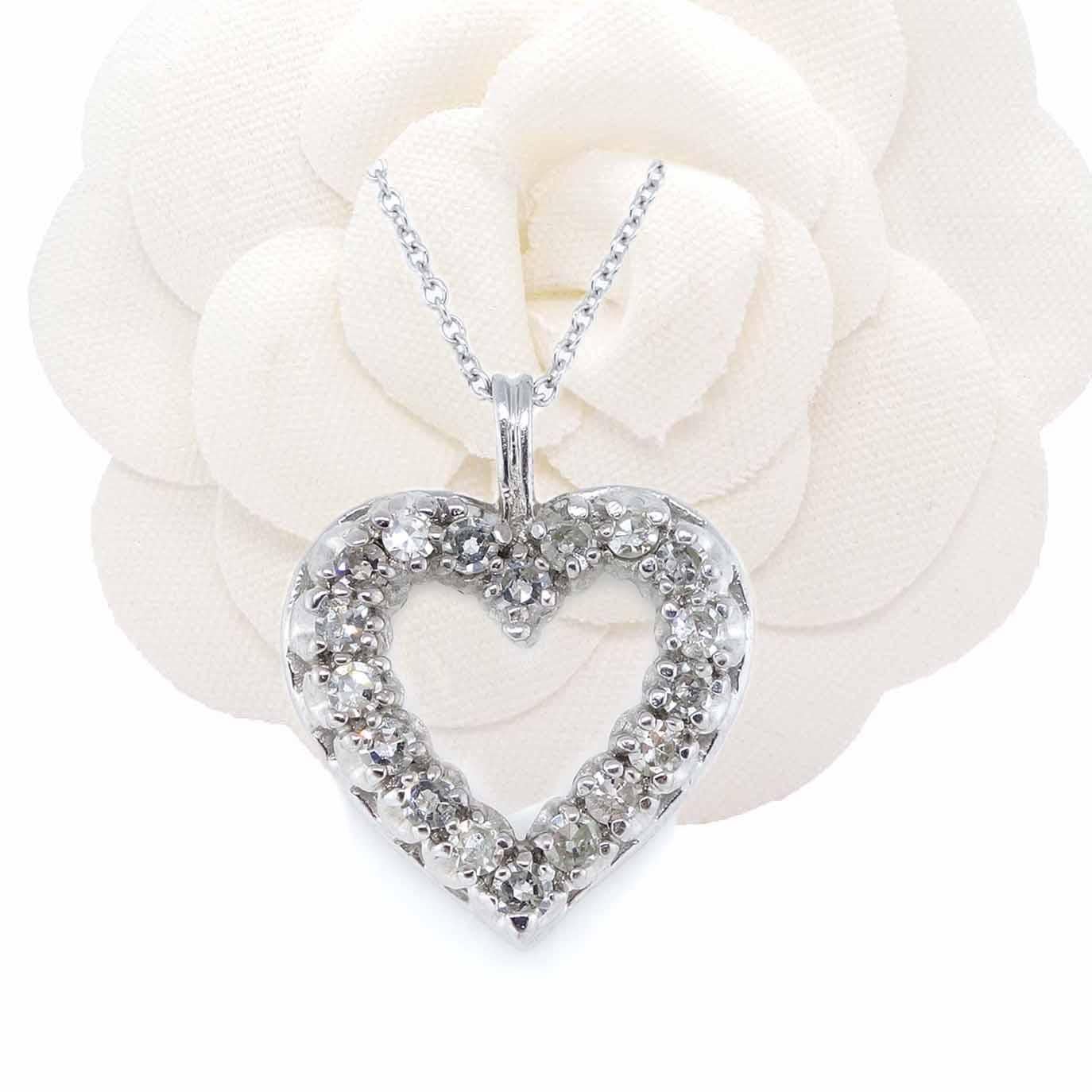 Heart Pendant in 14k White Gold In New Condition For Sale In Houston, TX