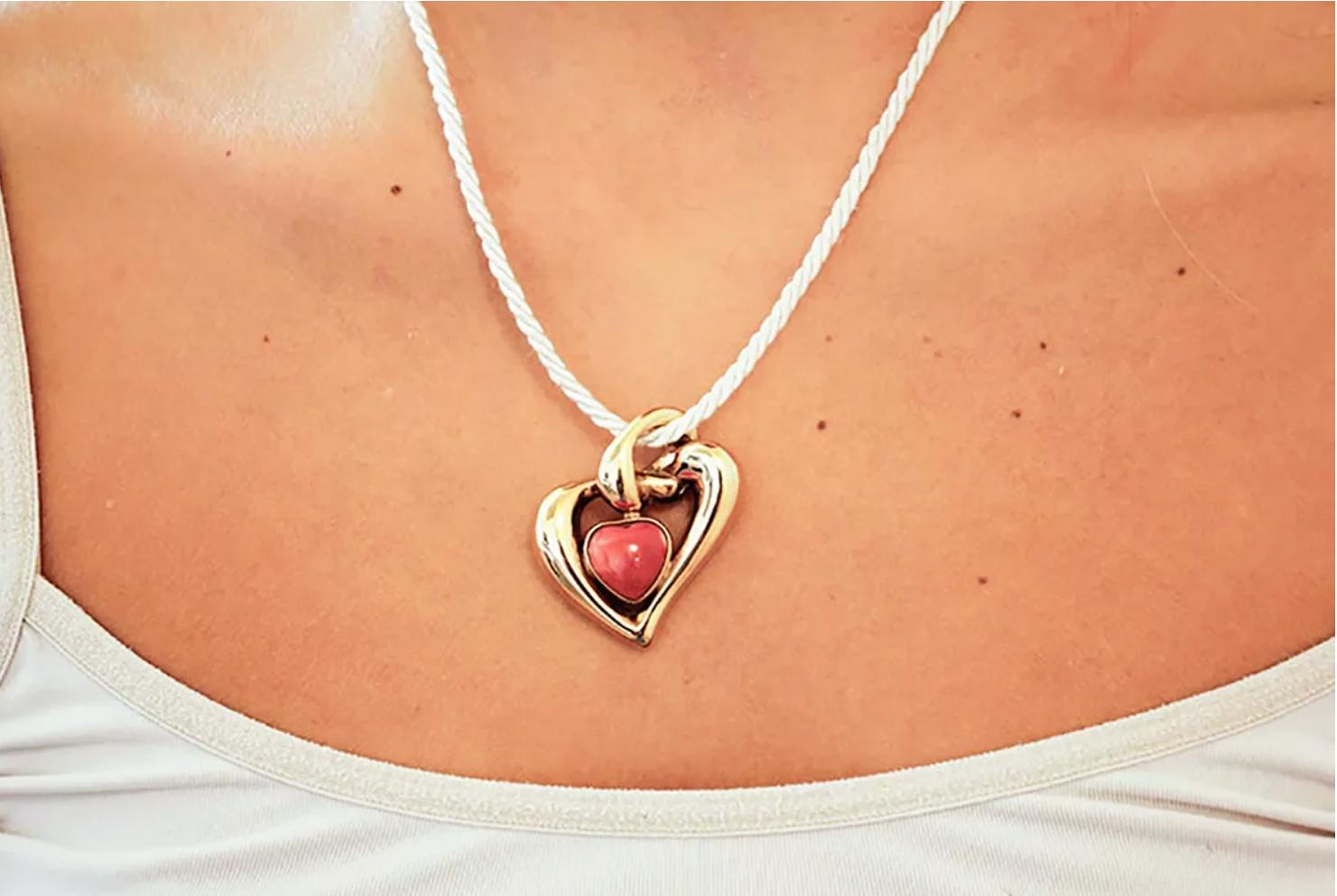 Retro Heart Pendant in 18 Karat Yellow Gold and Rubrum Coral For Sale