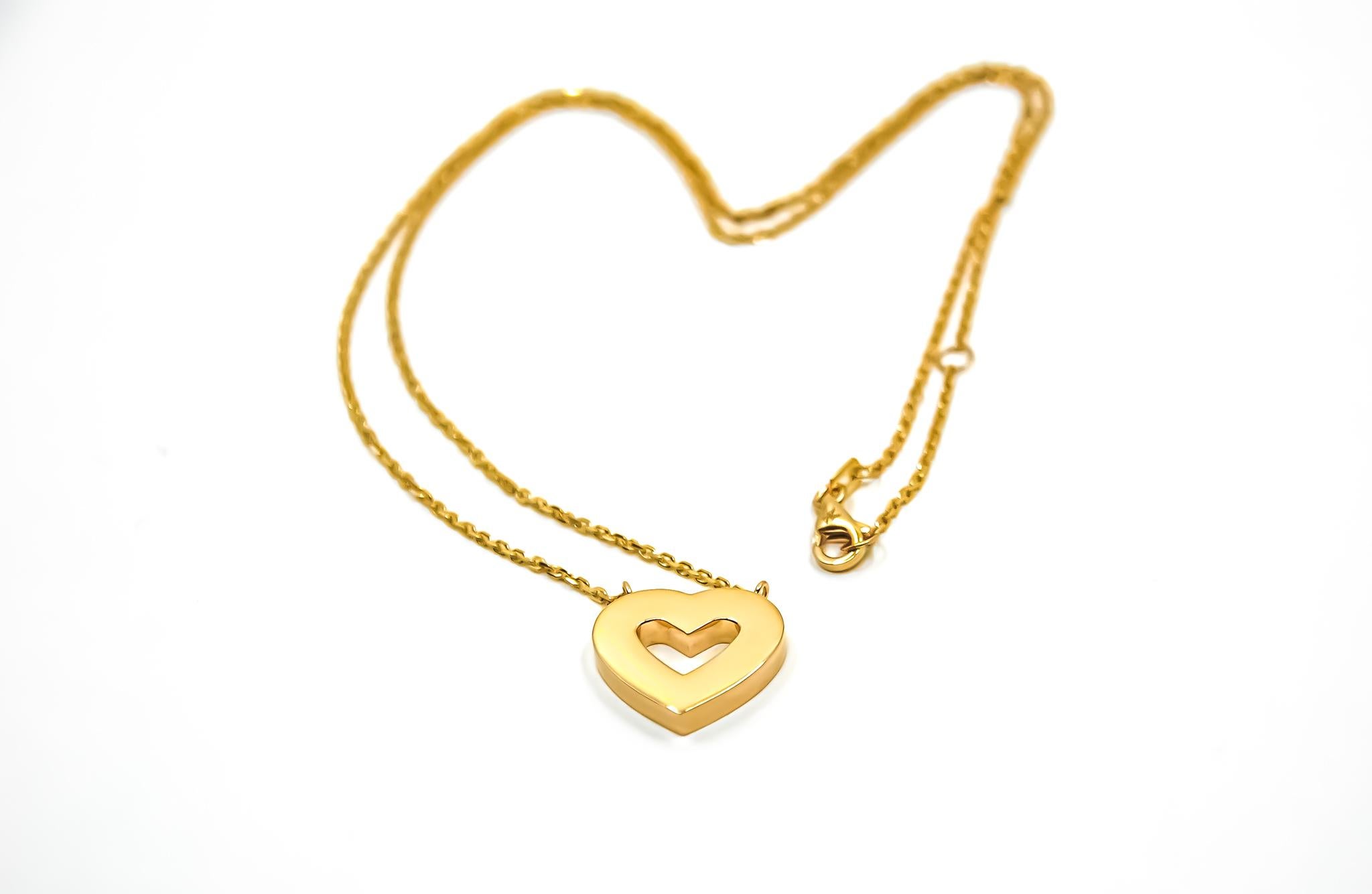 Romantic Heart Pendant Necklace in 18kt Gold For Sale