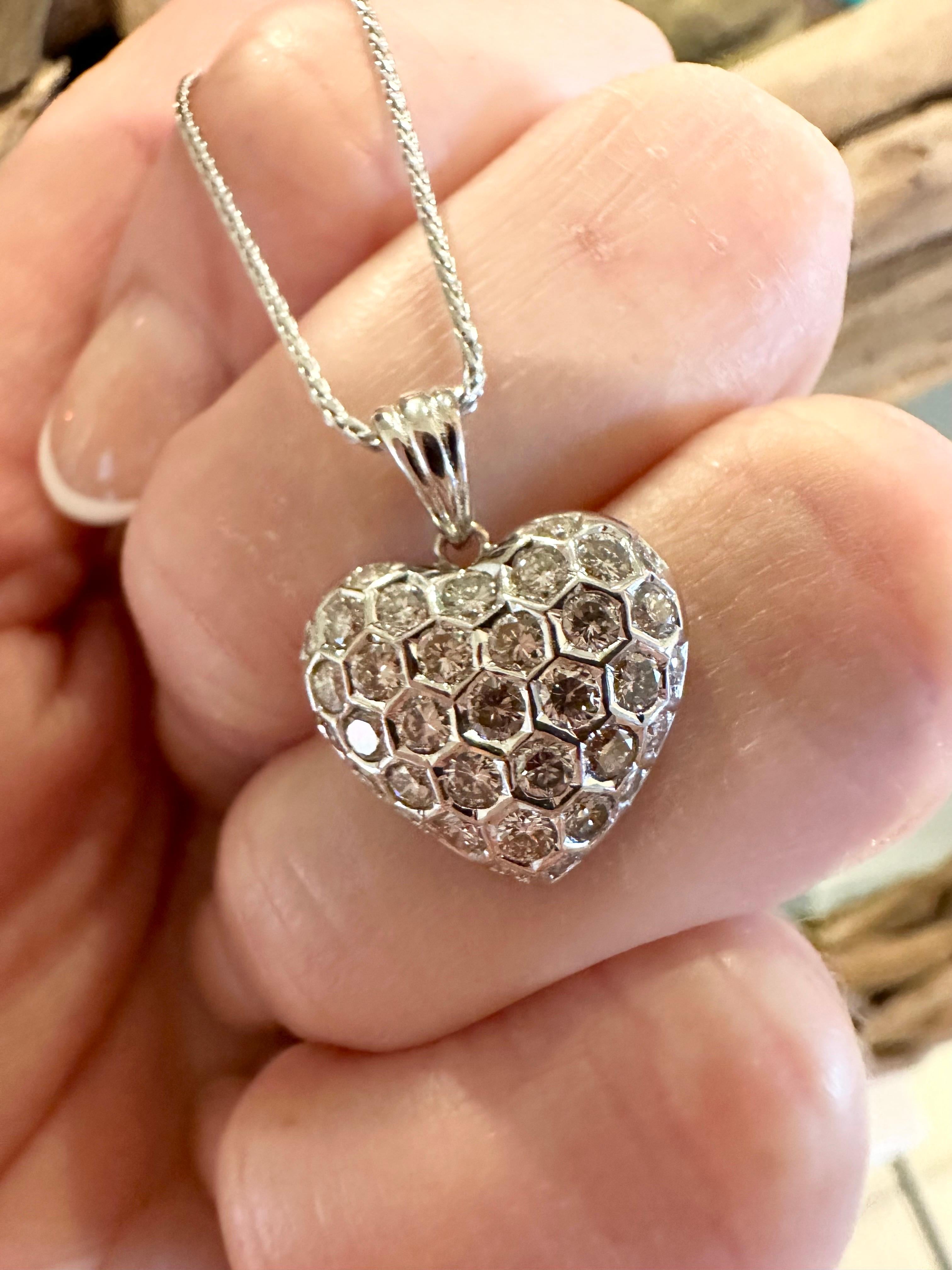 Luxurioud heart diamond pendant in 18Kt white gold with 1ct of VS diamonds and 18