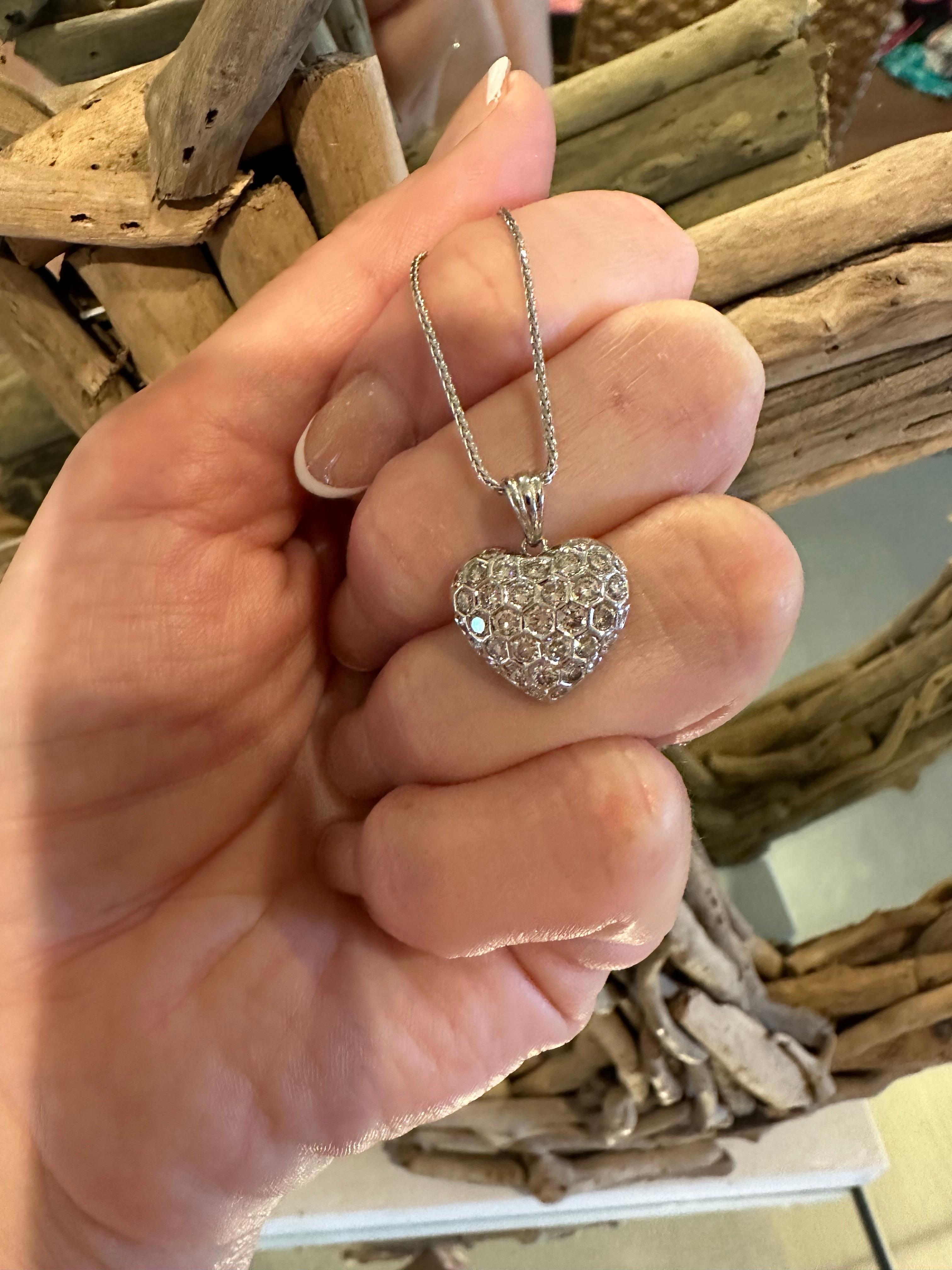 Heart Pendant necklace 18KT 1ct of diamonds VS certified In Excellent Condition For Sale In Boca Raton, FL