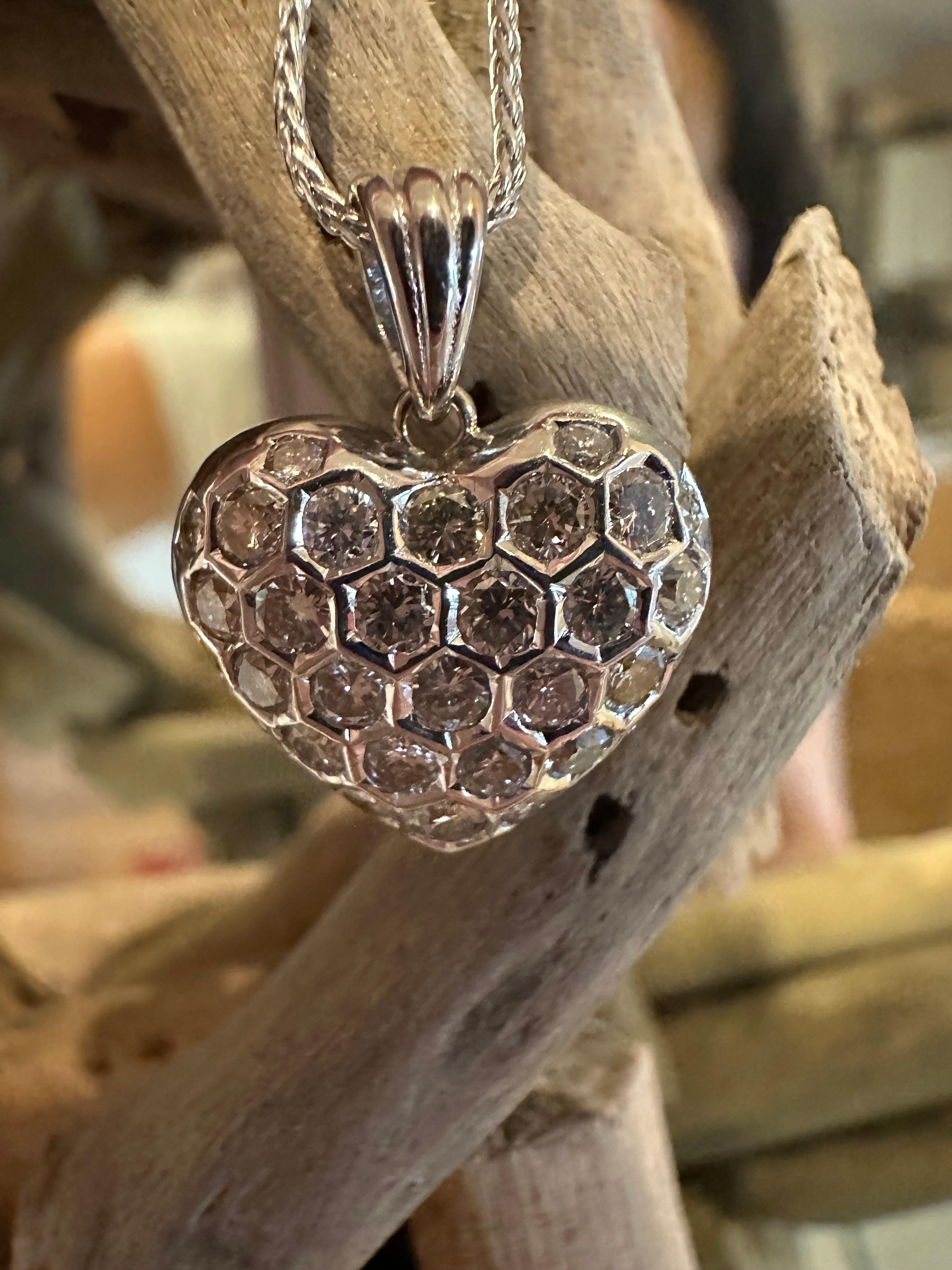 Heart Pendant necklace 18KT 1ct of diamonds VS certified For Sale 1
