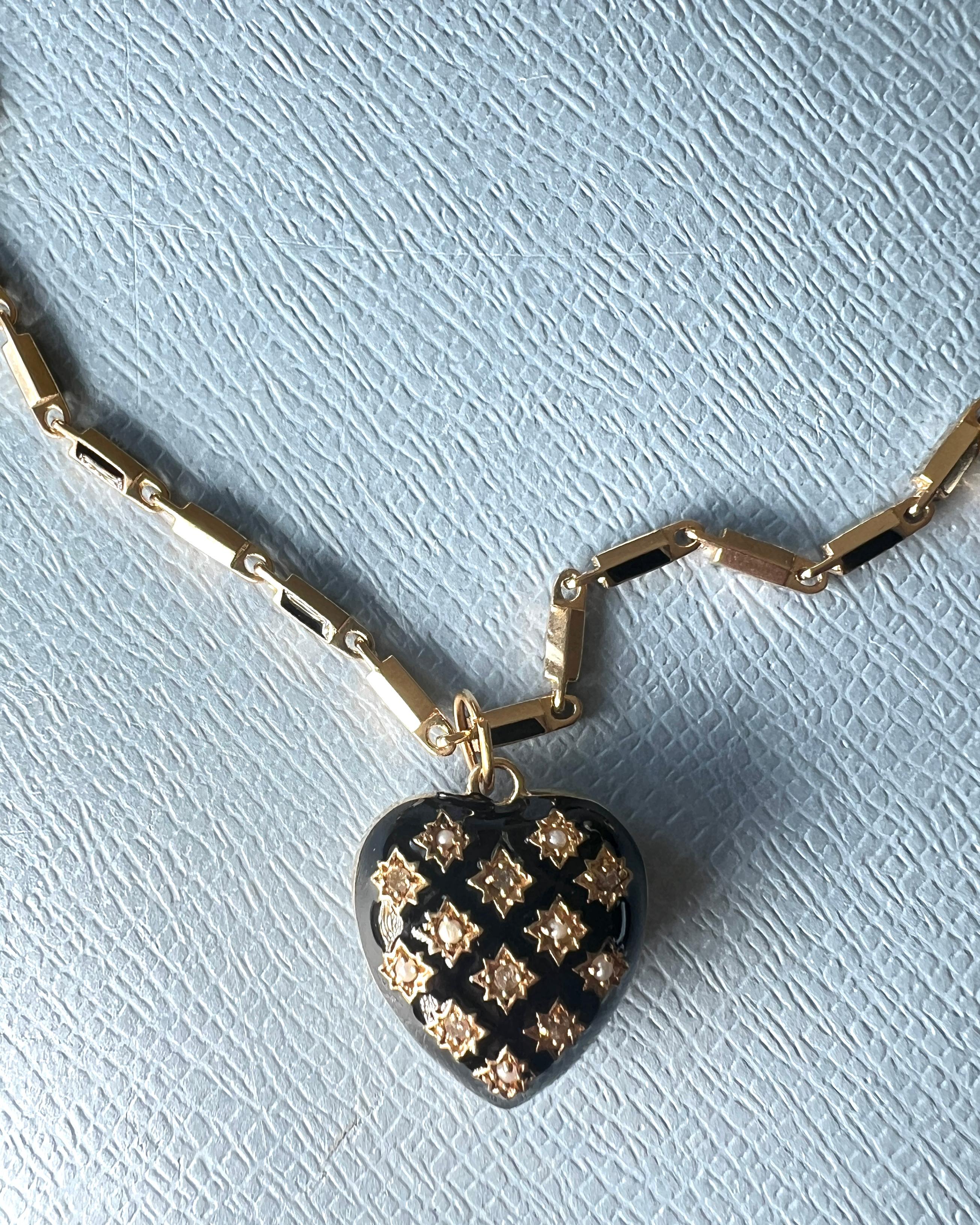 Taglio singolo Collana con ciondolo a cuore con diamante bianco in stile vittoriano in vendita