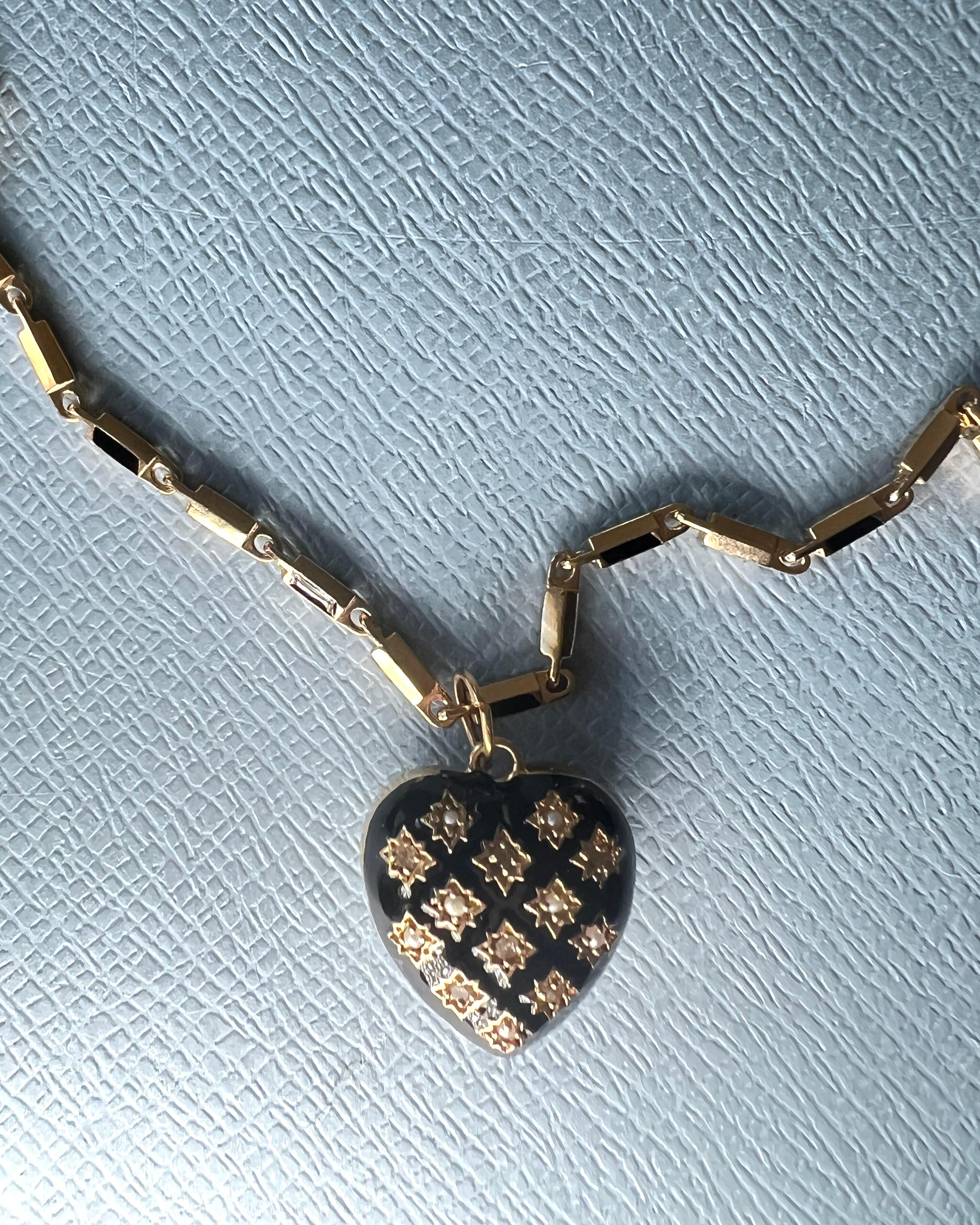 Collana con ciondolo a cuore con diamante bianco in stile vittoriano In condizioni Nuovo in vendita a Los Angeles, CA