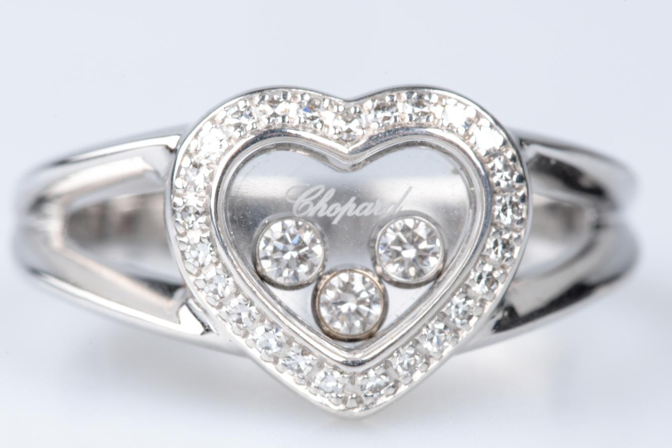 Round Cut Heart ring by Chopard, in 18-carat white gold, set with 28 diamonds 