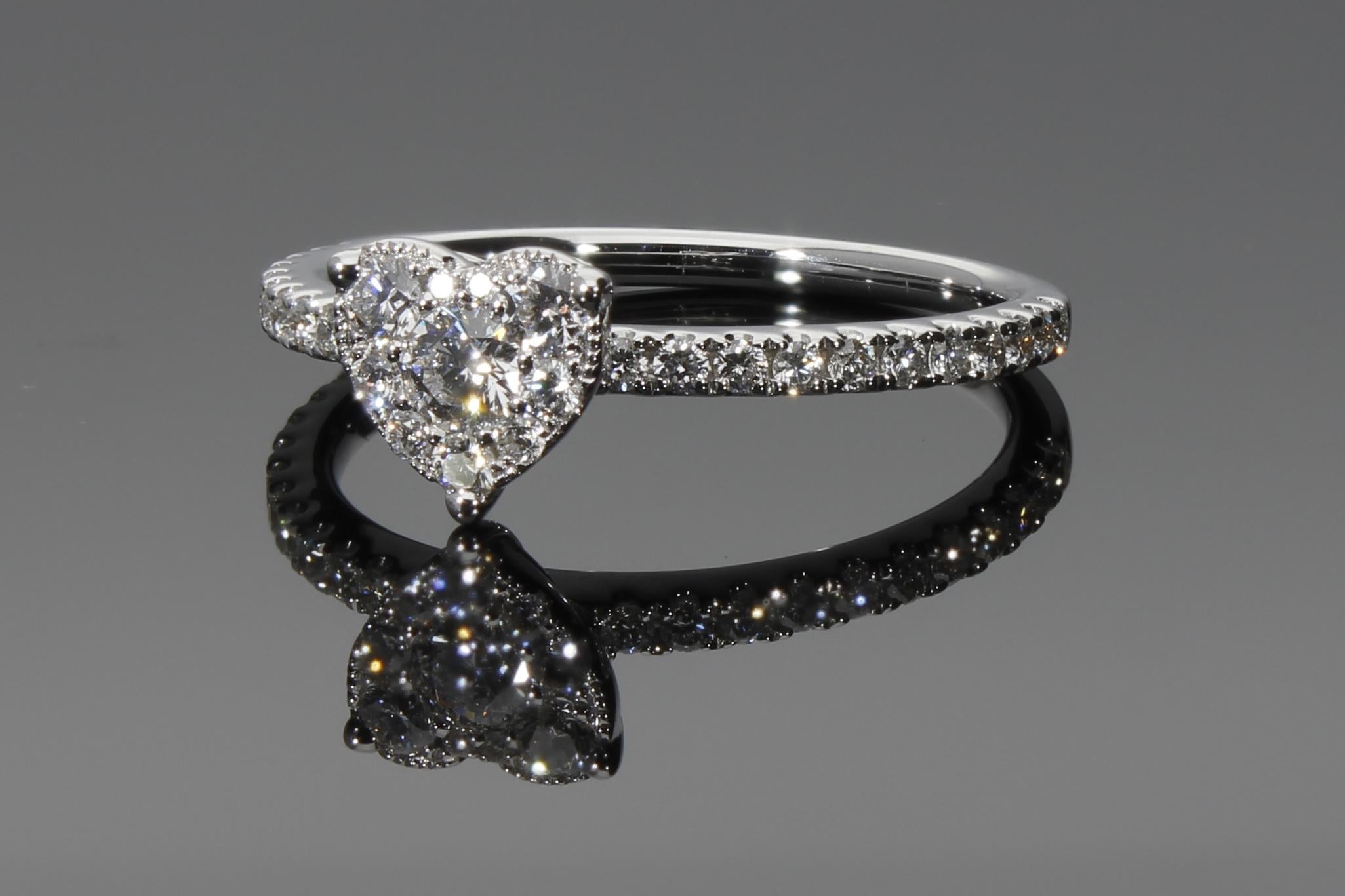 Heart Shaped Engagement Ring with 0.50 ct of Diamonds For Sale 8