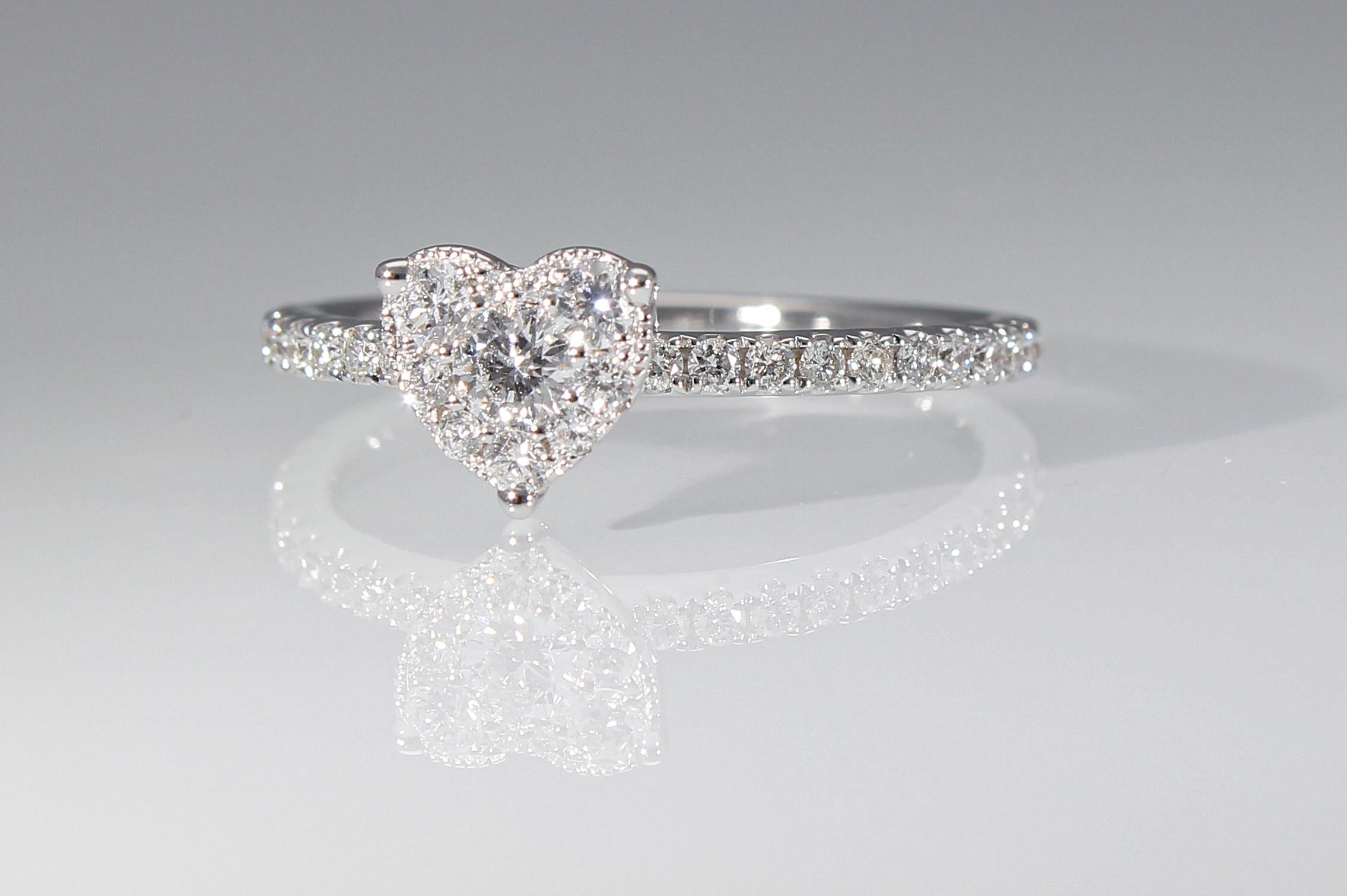 Heart Shaped Engagement Ring with 0.50 ct of Diamonds For Sale 10