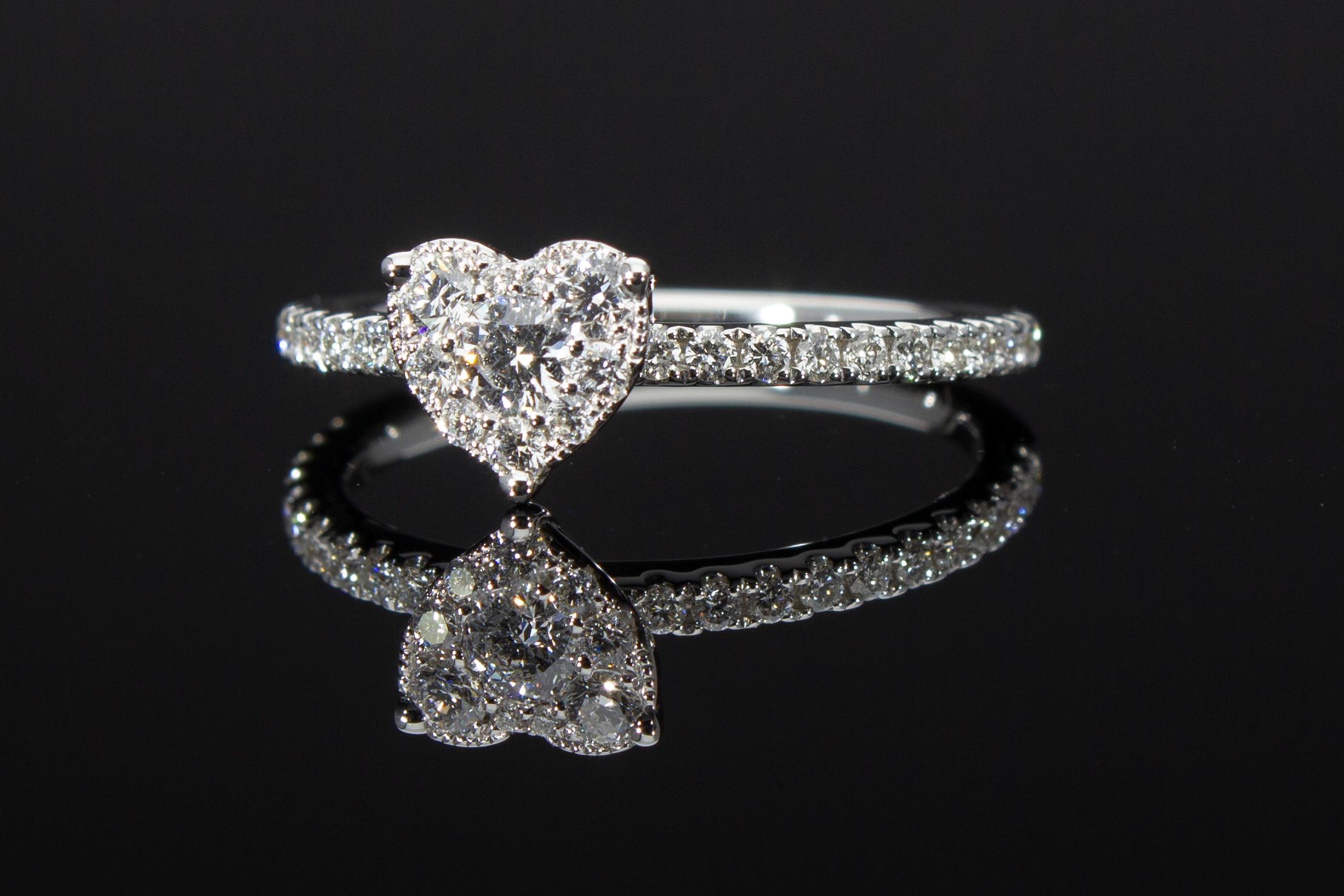 Taille brillant Bague de fiançailles en forme de cœur avec 0,50 carat de diamants en vente