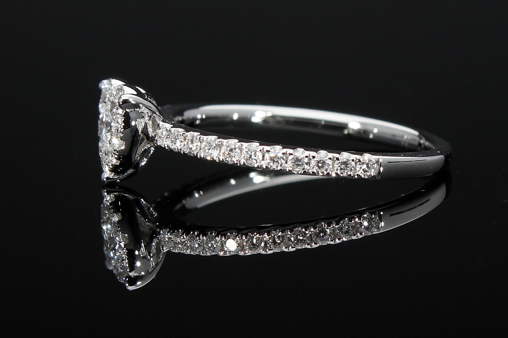 Heart Shaped Engagement Ring with 0.50 ct of Diamonds In New Condition For Sale In Rome, IT