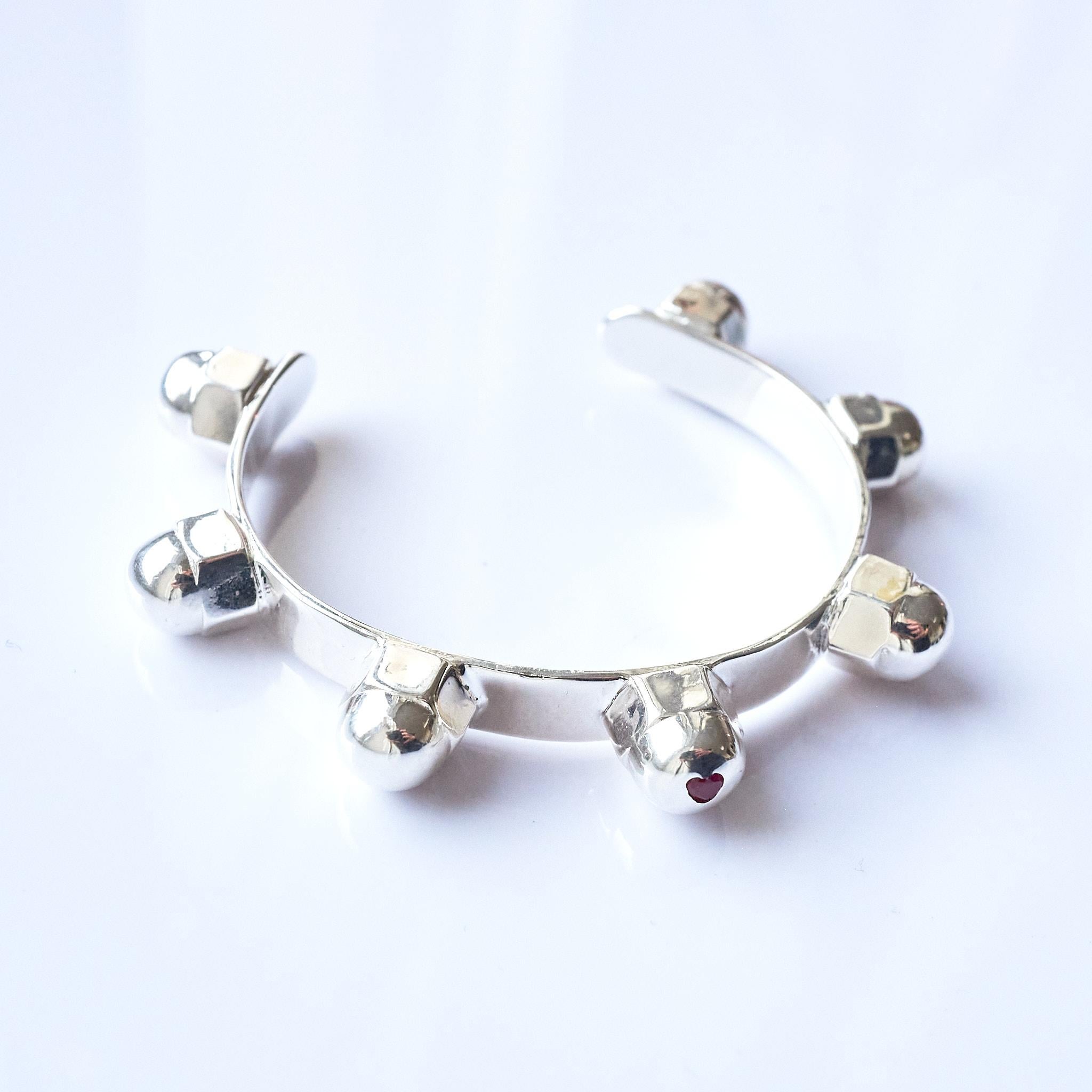 Bracciale a bracciale con borchie e rubino cuore in argento sterling 
Progettista: J Dauphin

Gemma: Rubino del cuore
Materiale: Argento massiccio
Marchio:  J Dauphin

Prodotto a mano a Los Angeles

Disponibile per la consegna immediata
