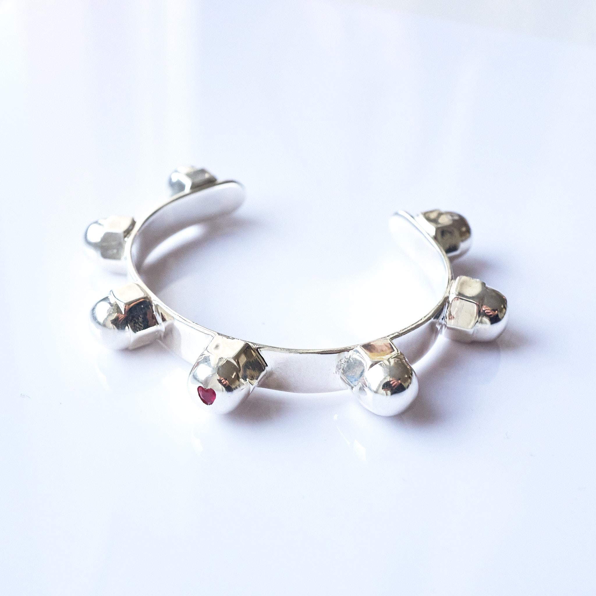 Taglio brillante Bracciale Bangle Cuore Rubino Borchie in Argento J DAUPHIN in vendita