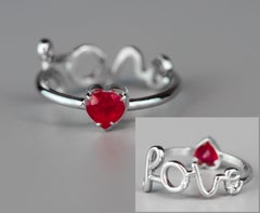 Anello con cuore di rubino e diamanti in oro 14k