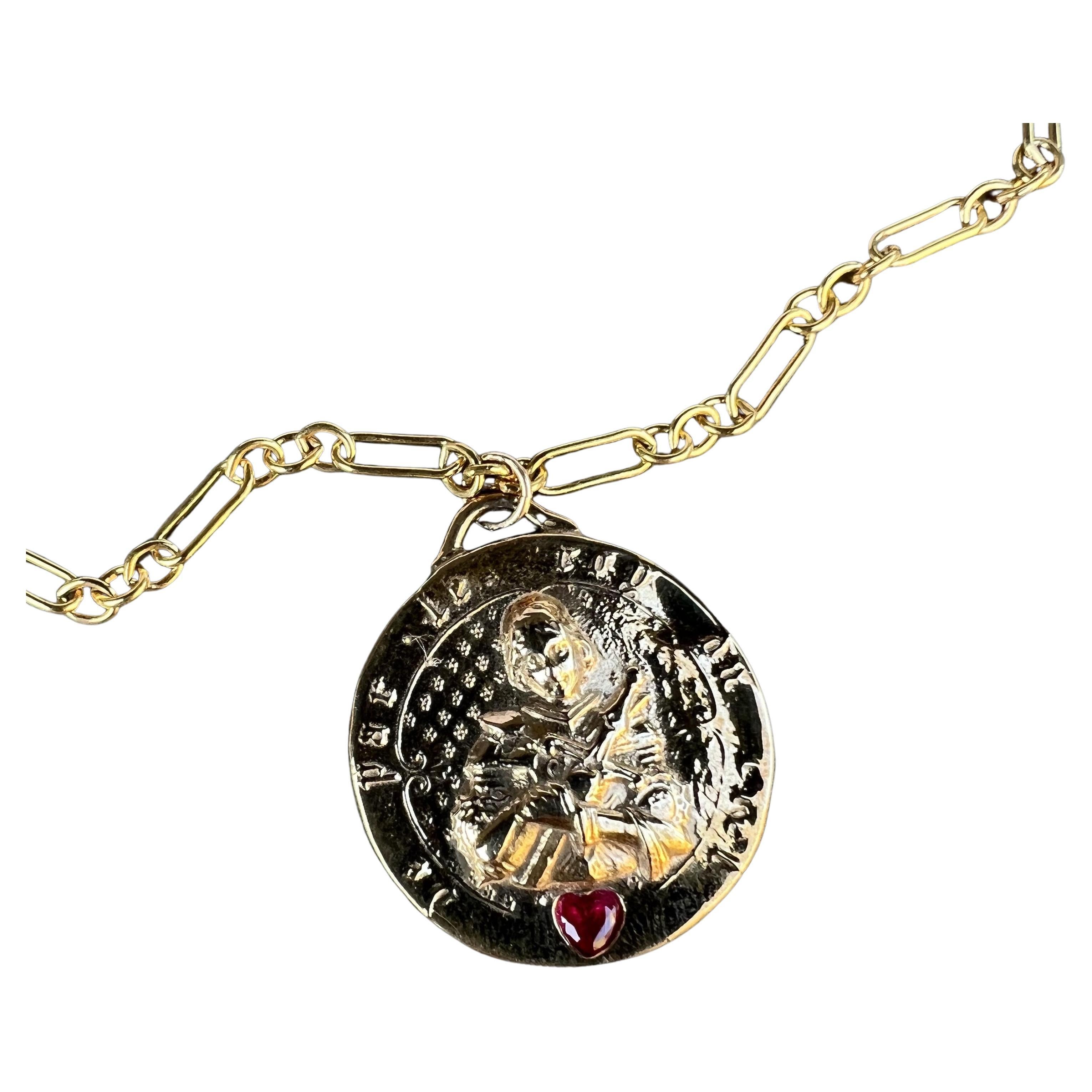 Herz-Rubin-Medaille Jeanne d'Arc Bronze-Anhänger an einer goldfarbenen Kette Halskette 
Designer: J DAUPHIN
28