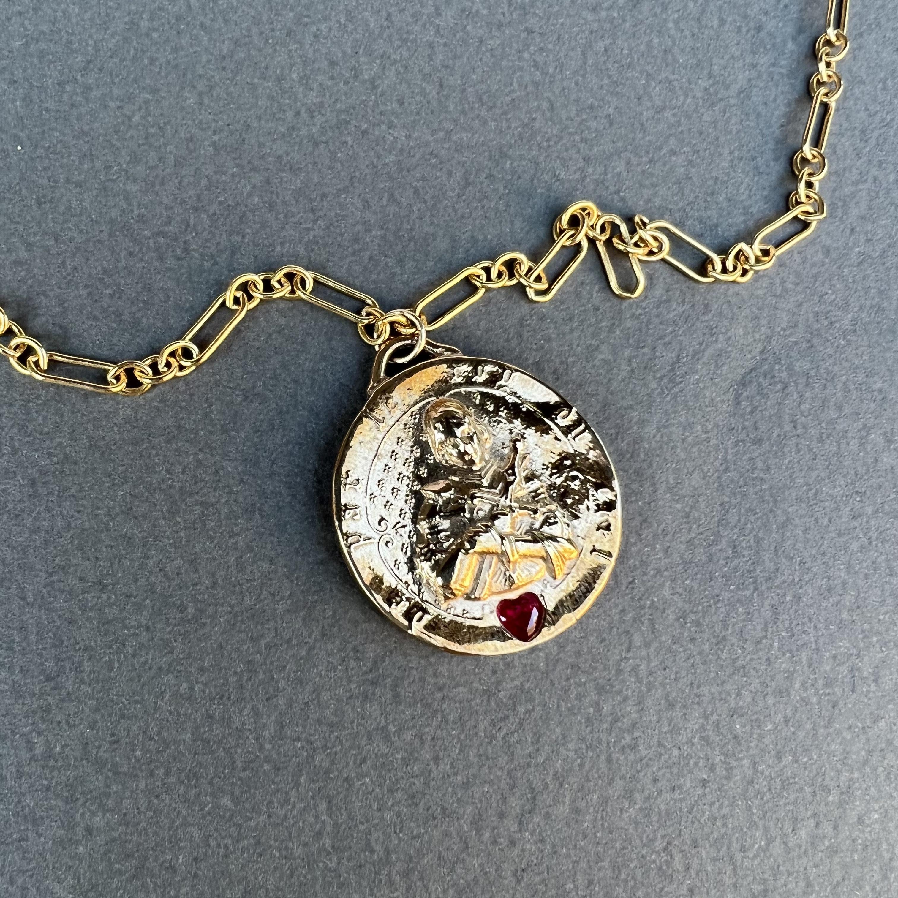 Chaîne collier pendentif Joan of Arc en bronze avec médaille en forme de cœur et rubis de J Dauphin en vente 1