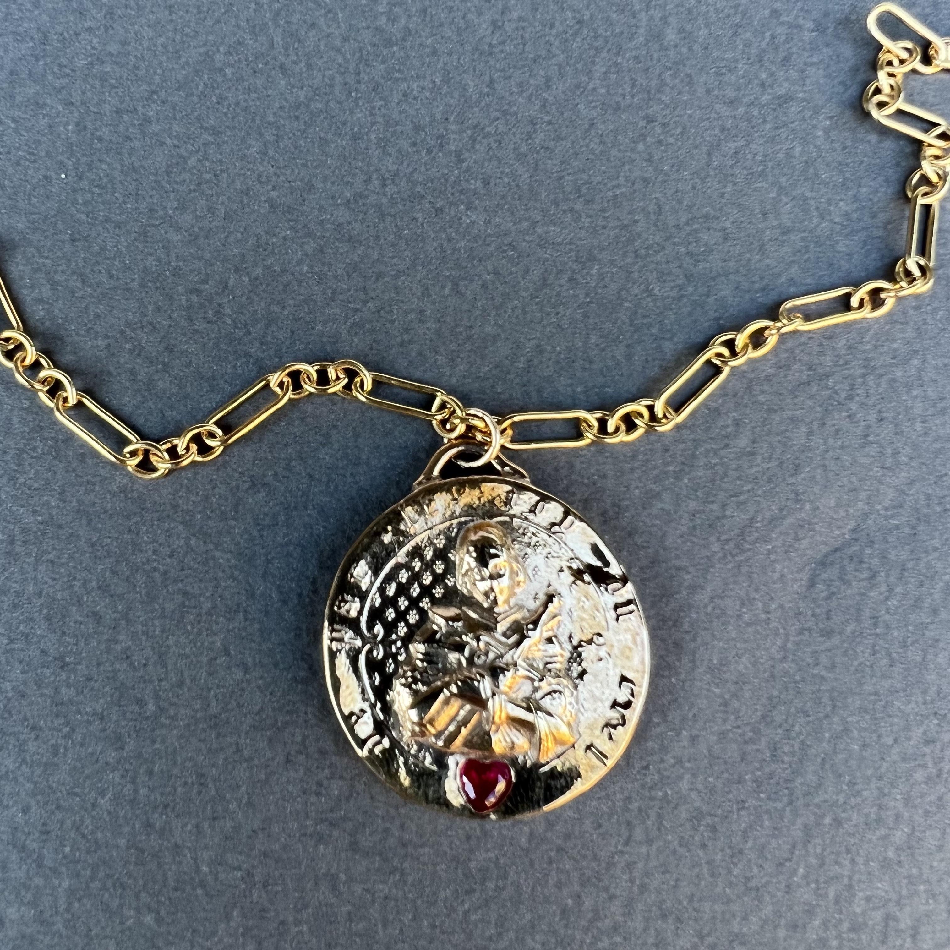 Herz-Rubin-Medaille-Halskette mit Joan of Arc-Anhänger aus Bronze J Dauphin im Angebot 3