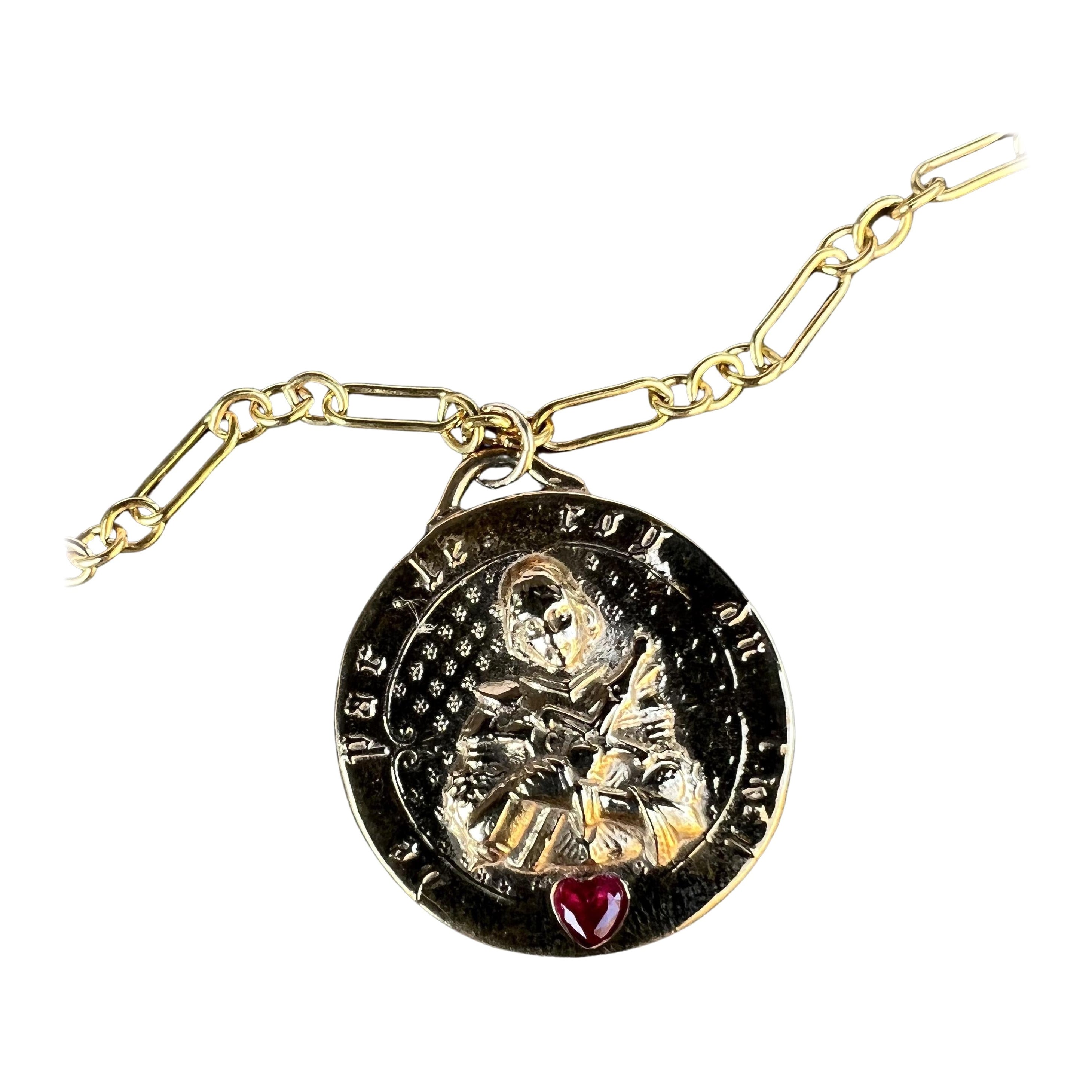 Chaîne collier pendentif Joan of Arc en bronze avec médaille en forme de cœur et rubis de J Dauphin en vente