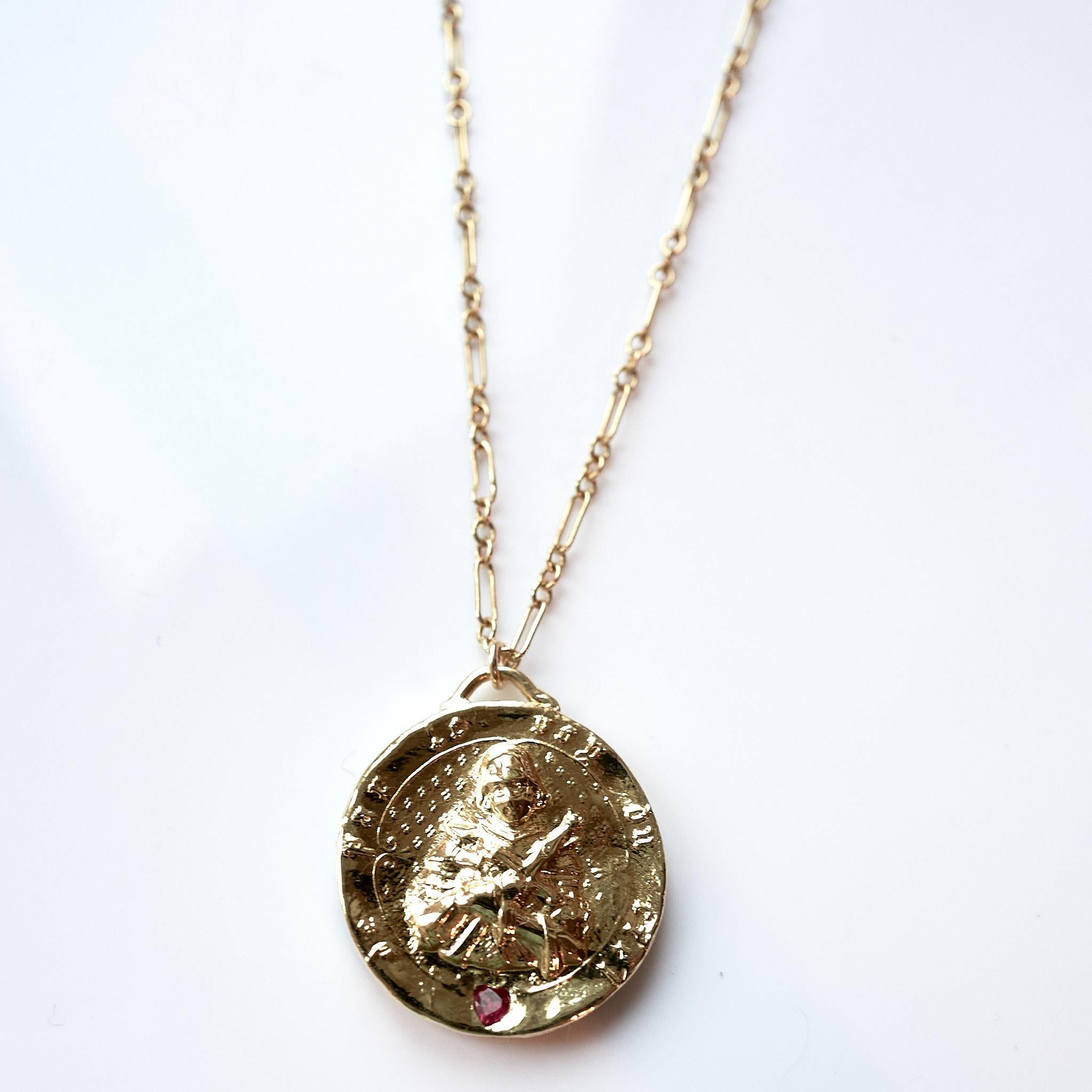Collier Médaille Coeur Rubis Jeanne d'Arc plaqué or sur une chaîne remplie d'or 
Designer : J DAUPHIN
28