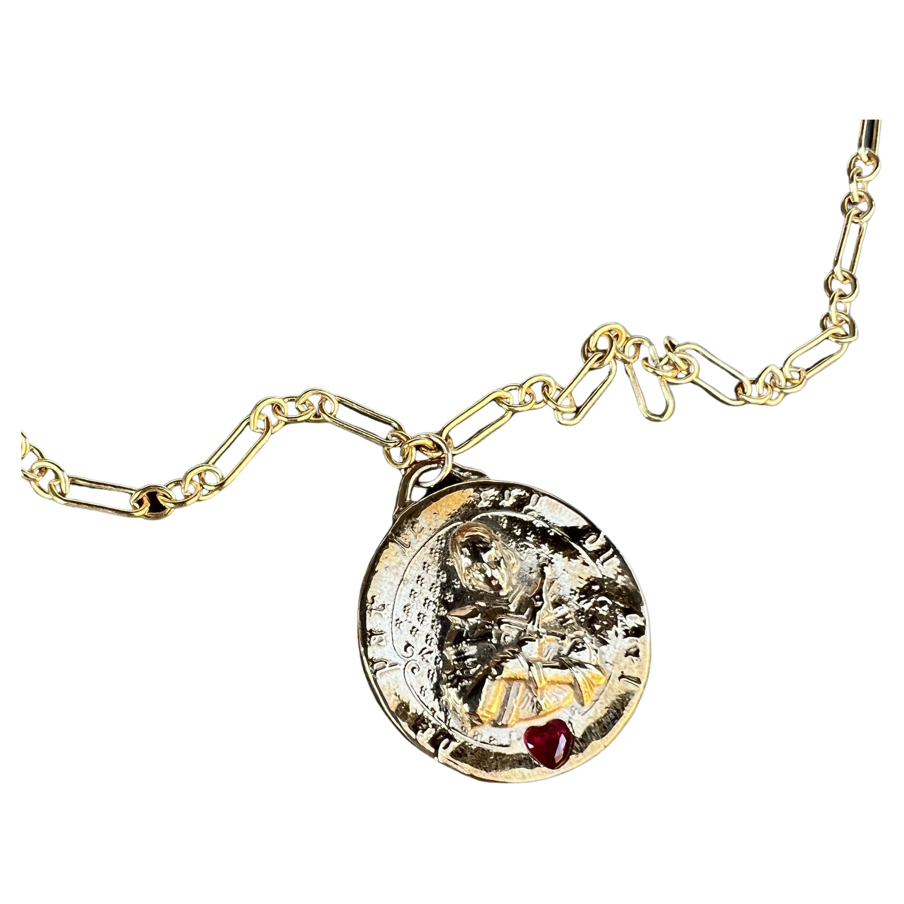 Chaîne collier médaille en forme de cœur spirituel en rubis Joan of Arc de J Dauphin Pour femmes en vente