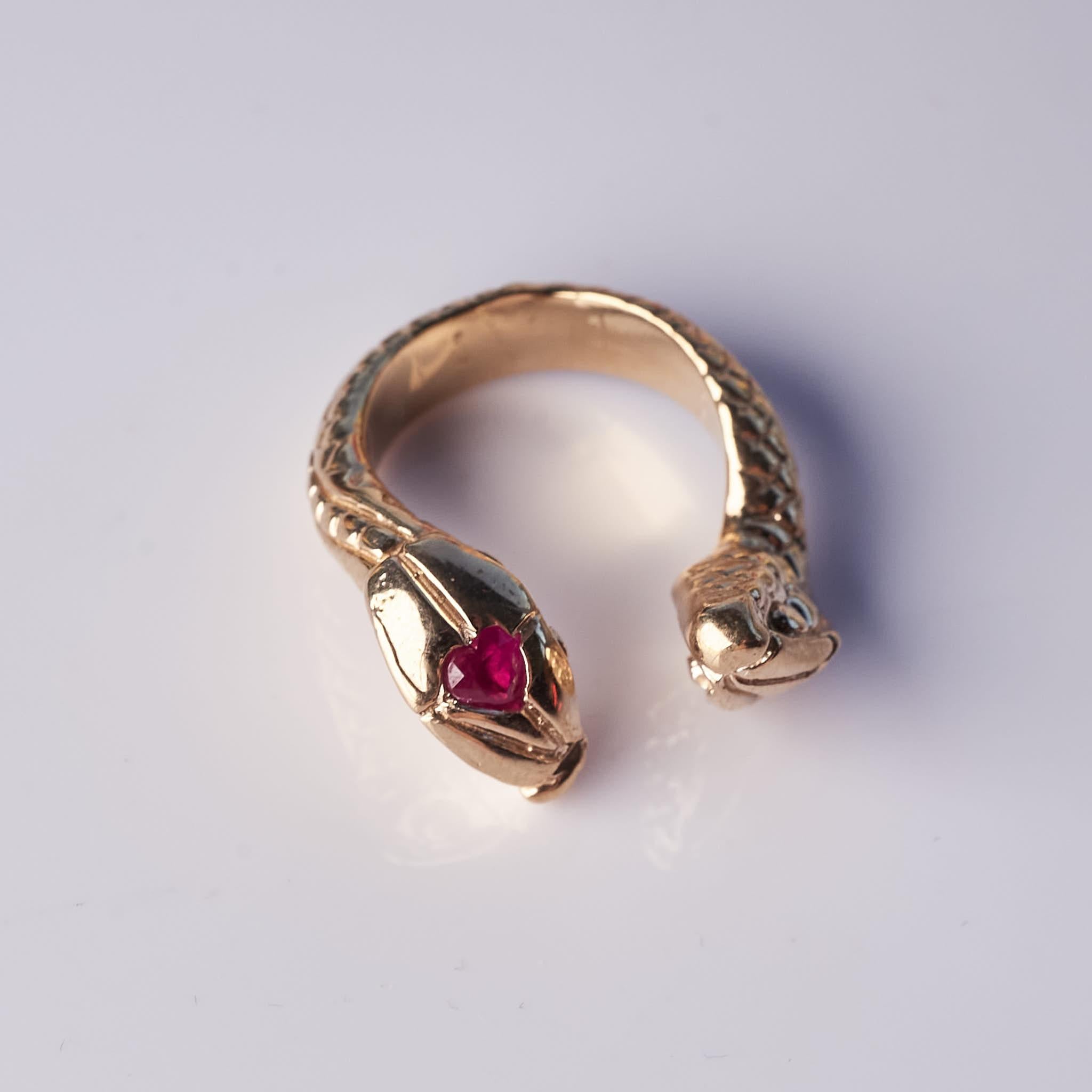 Herz-Rubin-Schlangenring Cocktail-Ring aus Bronze J Dauphin im Zustand „Neu“ im Angebot in Los Angeles, CA