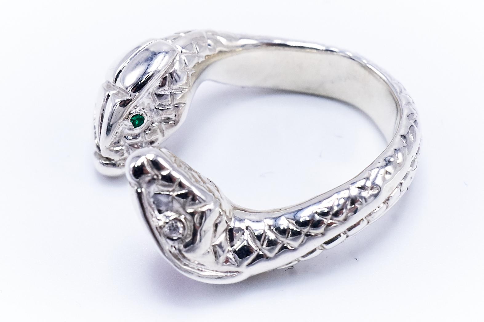 Bague cocktail cœur en forme de serpent en argent sterling avec diamants blancs et émeraudes  en vente 1