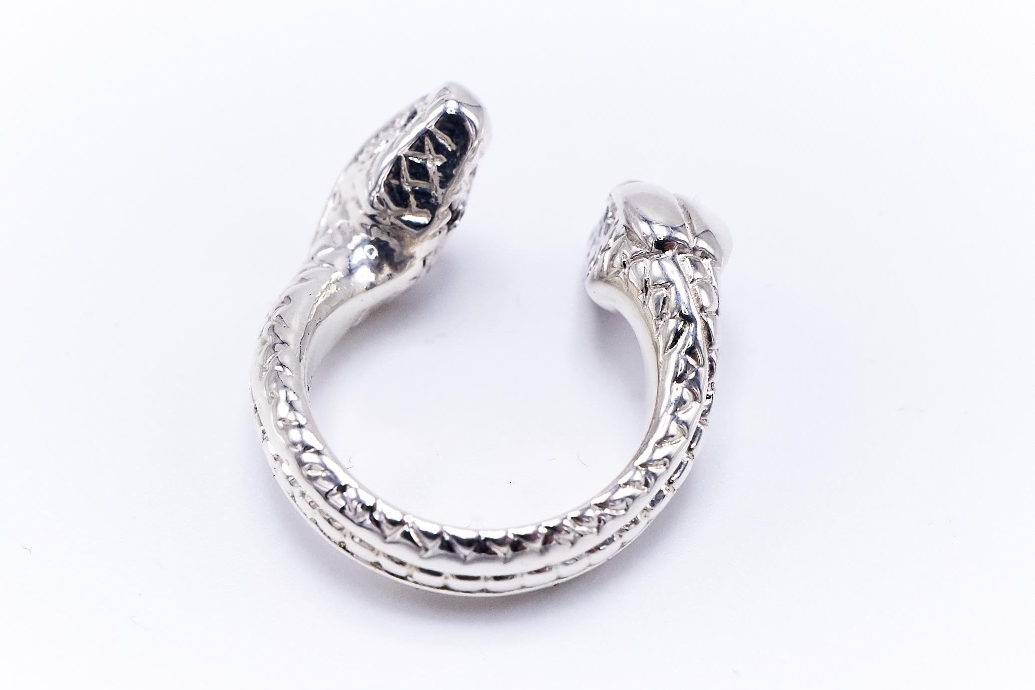 Bague cocktail cœur en forme de serpent en argent sterling avec diamants blancs et émeraudes  en vente 2