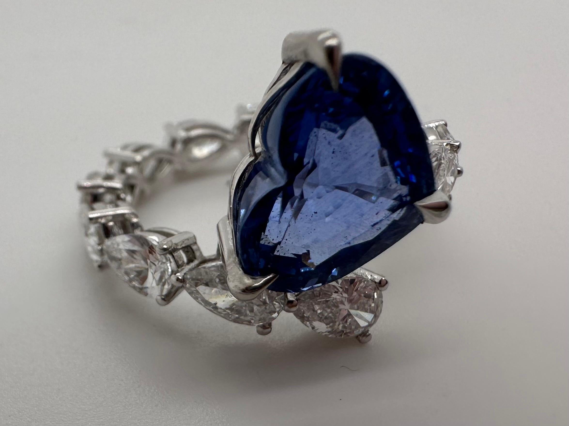 Heart sapphire engagement ring platinum modern design For Sale 1