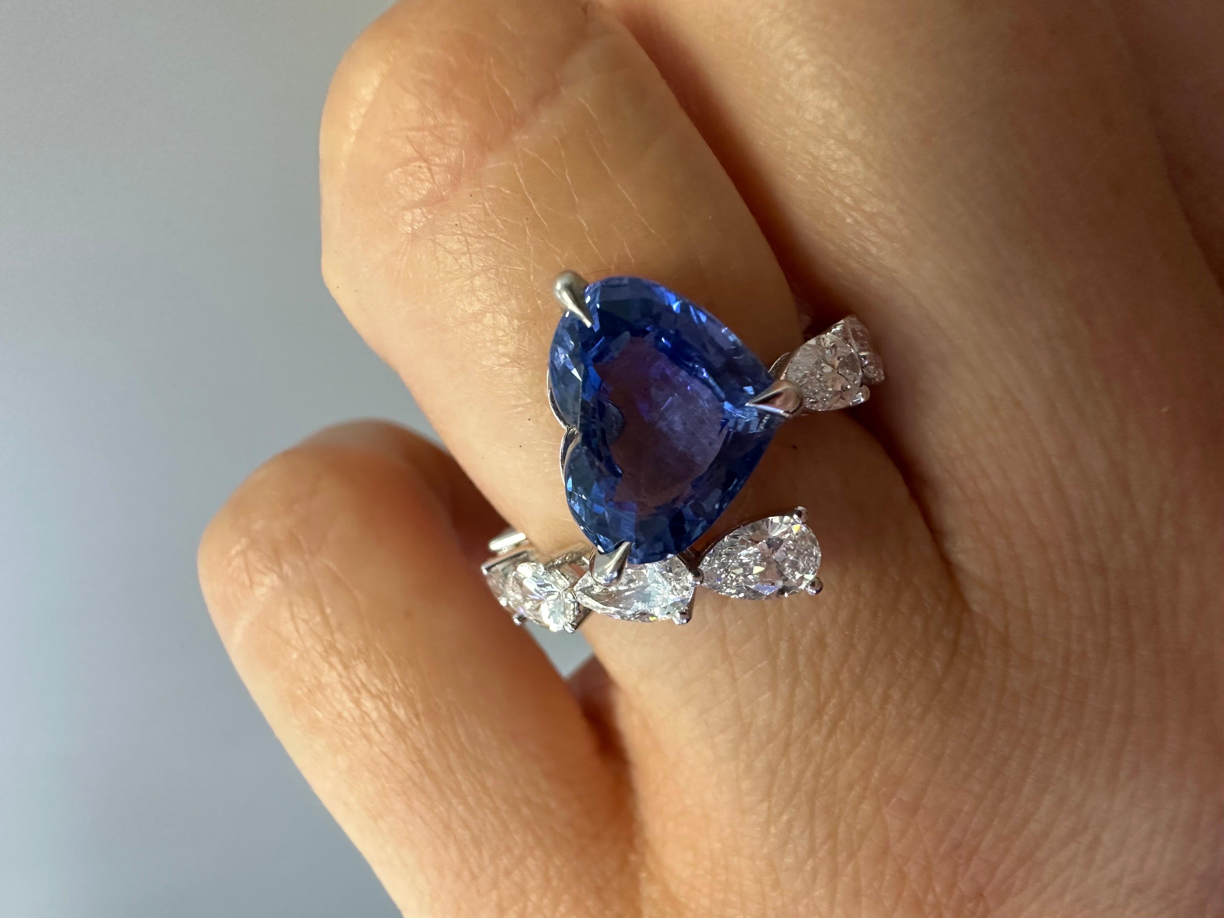 Heart sapphire engagement ring platinum modern design For Sale 2