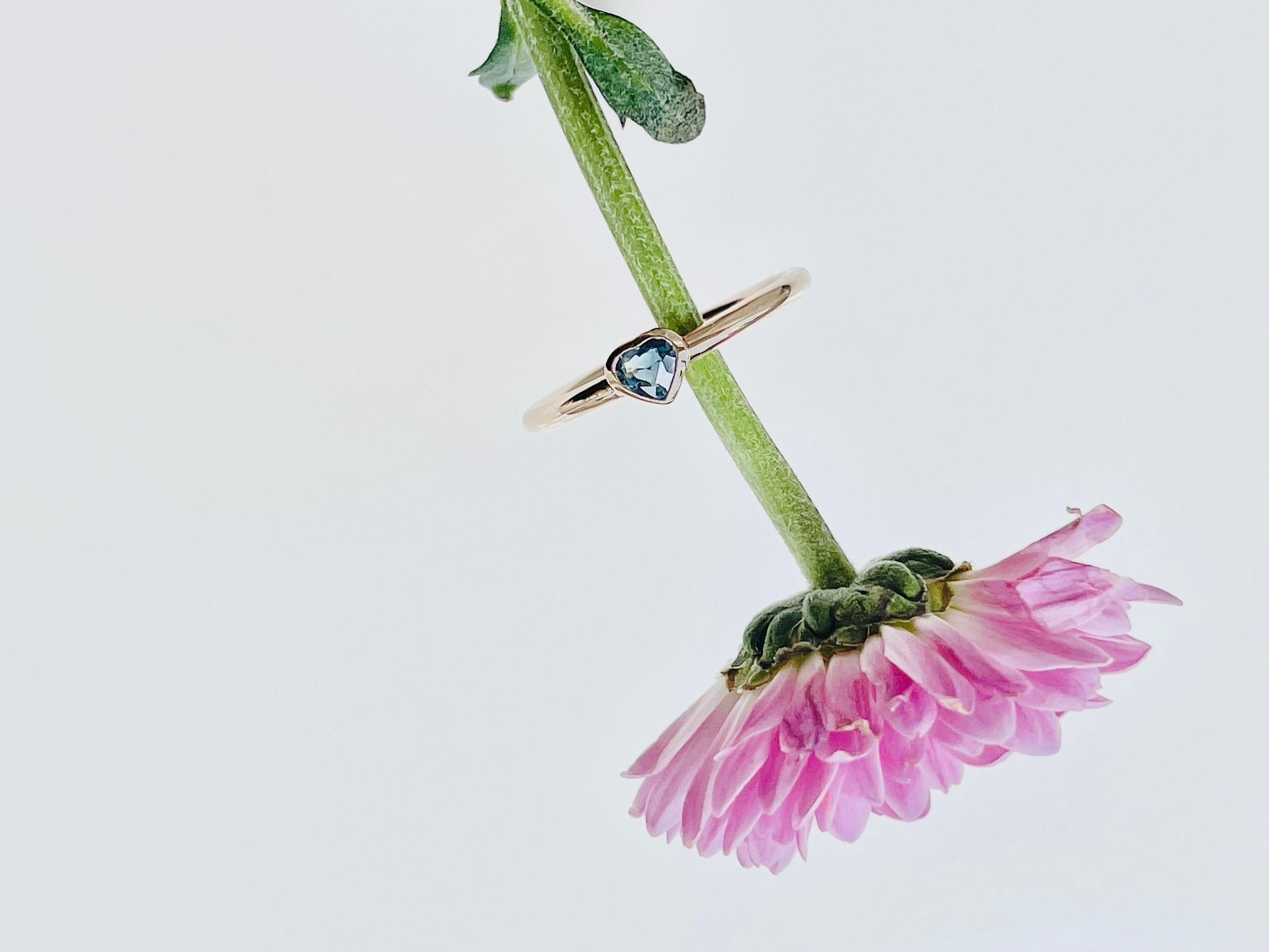 Heart Sapphire Solitaire Ring 18KT yellow gold size 6 In New Condition For Sale In Boca Raton, FL
