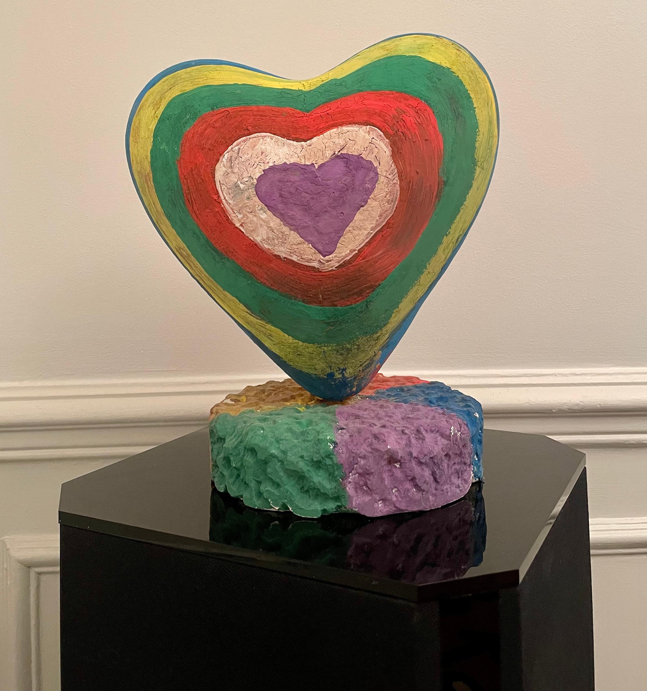 Sculpture en forme de cœur dans le style de l'artiste américain Jim Dine.
Sculpture contemporaine d'un cœur dans le style de Jim Dine. Non signé, en plâtre peint. De belles couleurs primaires vives et lumineuses, qui rappellent également Niki de