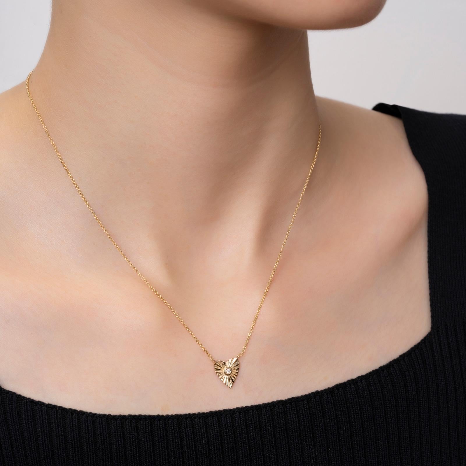 Erhöhen Sie Ihre Eleganz mit diesem Set aus Halskette und Ohrringen aus 14-karätigem Gelbgold mit natürlichen Diamanten. Die funkelnden runden Diamanten sind wunderschön in luxuriöses Gelbgold gefasst und bieten einen zeitlosen Look. Dieses Set