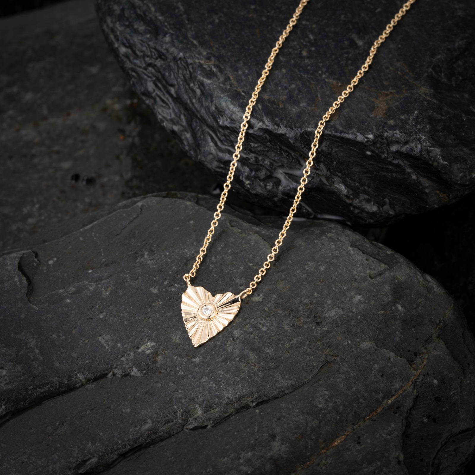 Set aus Herzform 14K strahlendem Herz-Diamant-Halskette-Ohrringen (Moderne) im Angebot