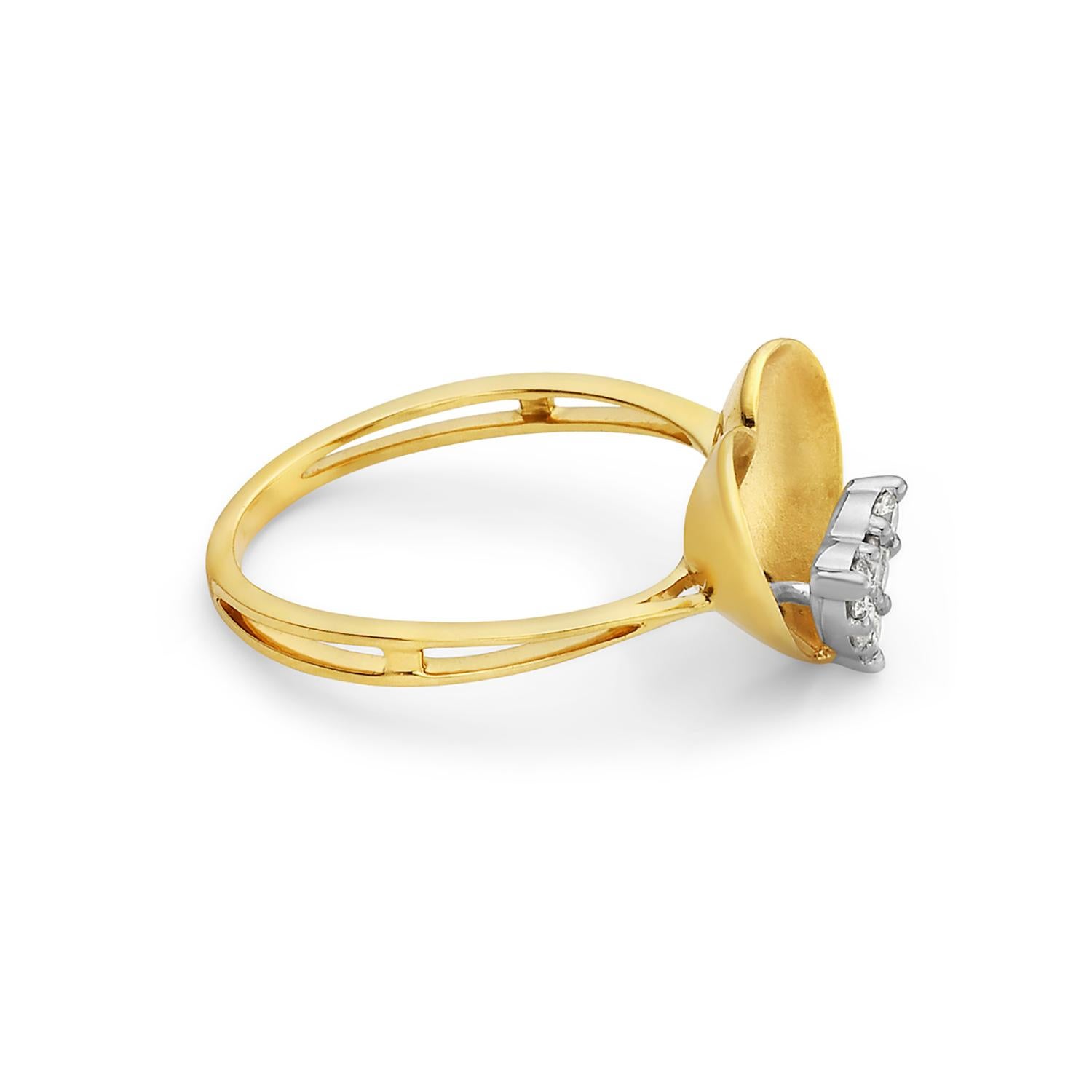 Taille mixte Bague classique en or jaune 14k en forme de coeur équipée de diamants au centre en vente