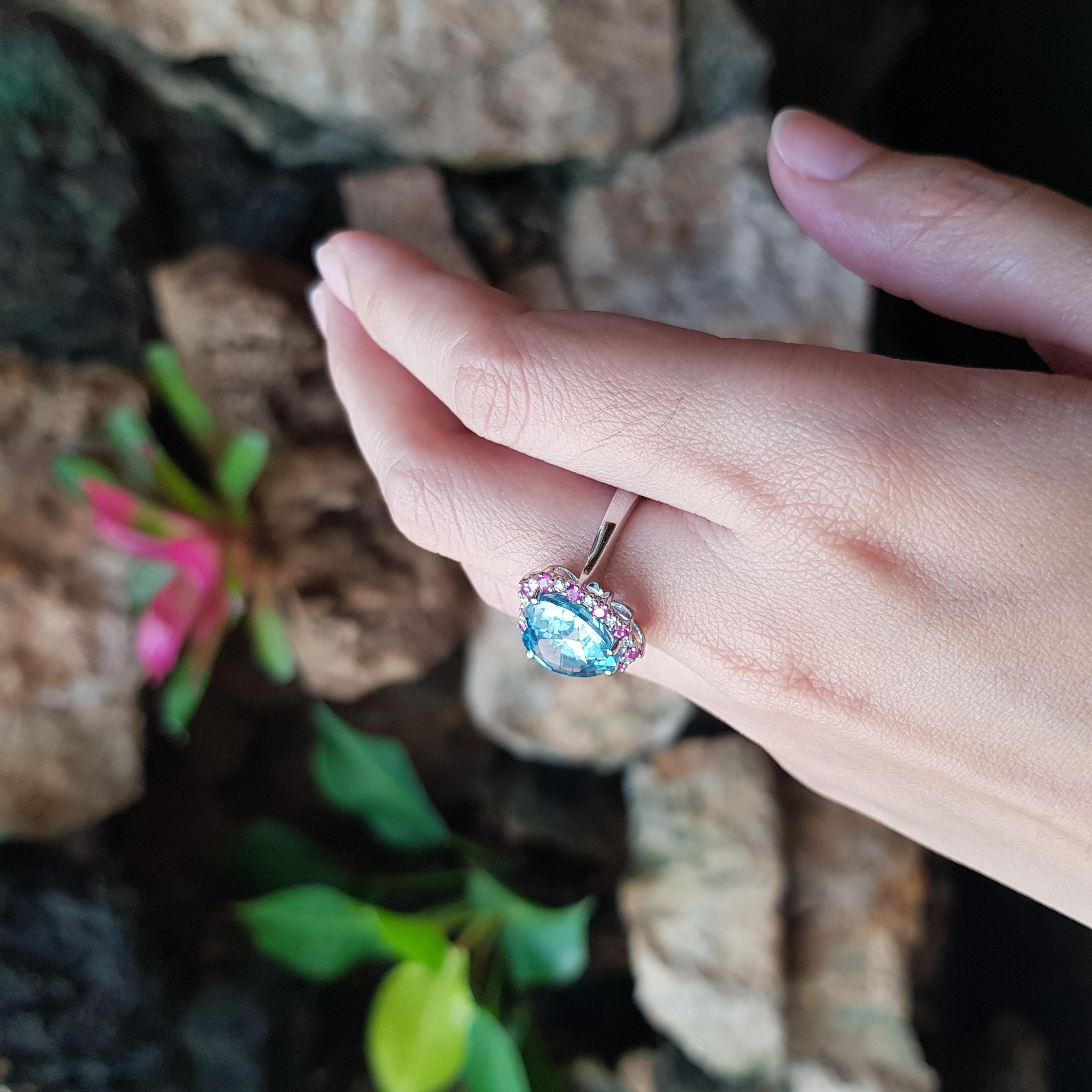 Contemporaneo Anello a forma di cuore con acquamarina, zaffiro rosa e diamante in oro bianco 18 carati in vendita