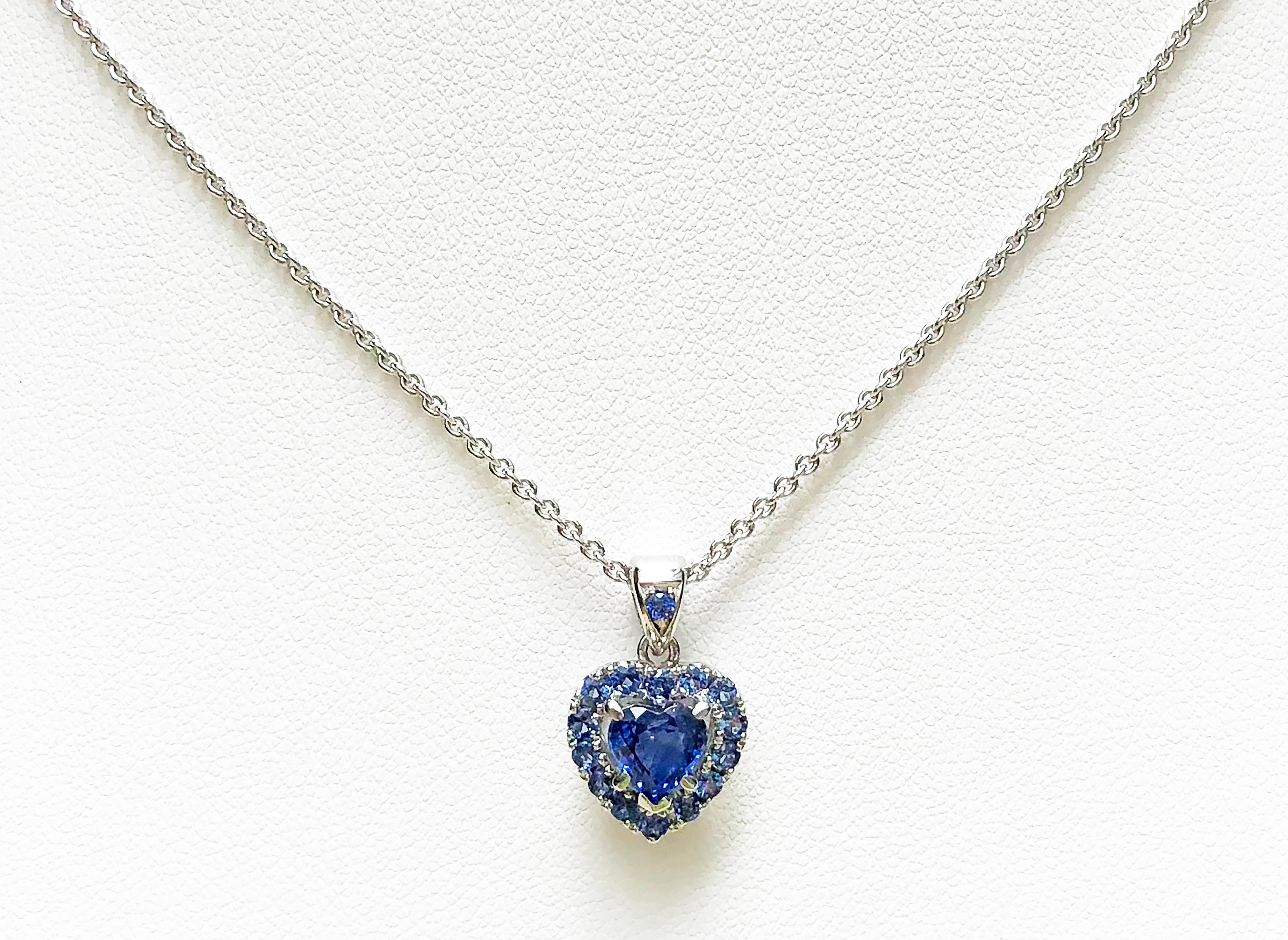 Zaffiro blu da 1,10 carati con ciondolo di zaffiro blu da 0,42 carati incastonato in oro bianco da 18 carati
(catena non inclusa)

Larghezza:  1.1 cm 
Lunghezza: 1.7 cm
Peso totale: 2.35 grammi

