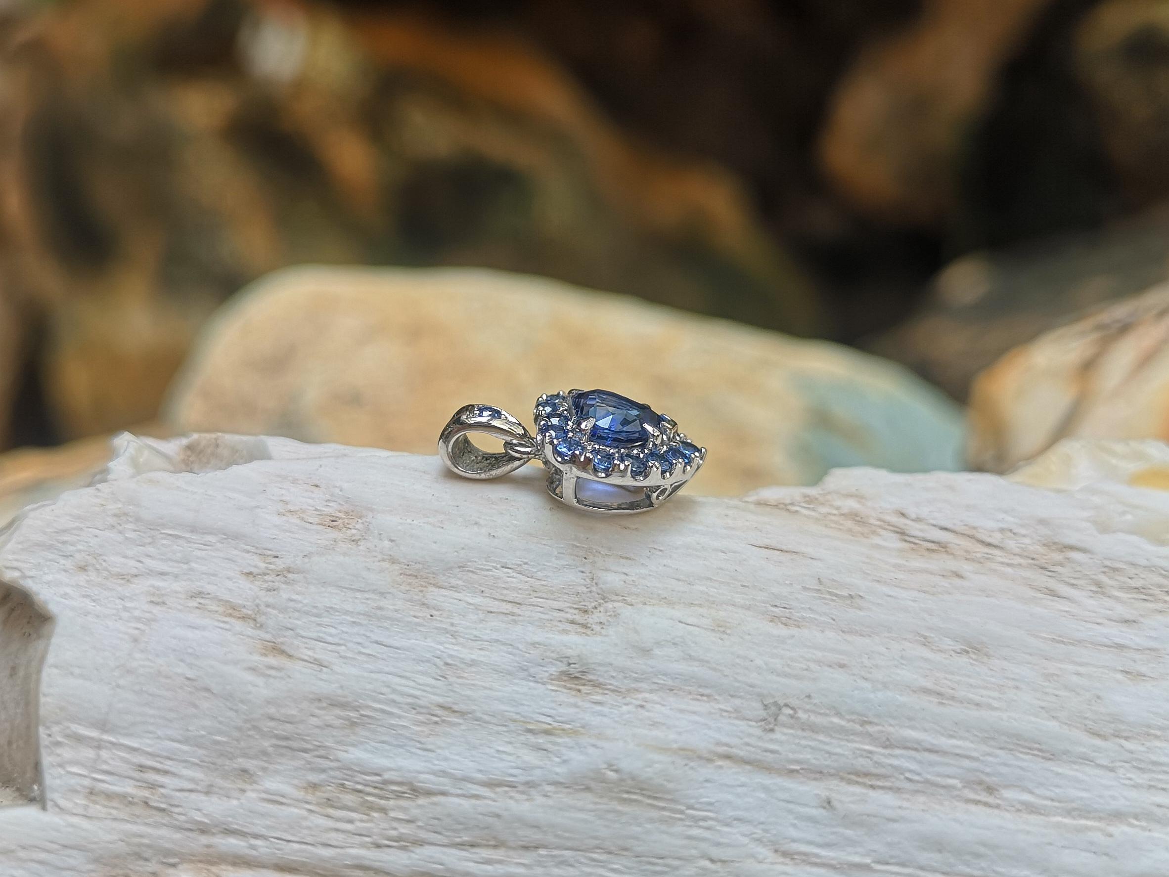 Ciondolo a forma di cuore con zaffiro blu incastonato in oro bianco 18 carati In condizioni Nuovo in vendita a Bangkok, TH