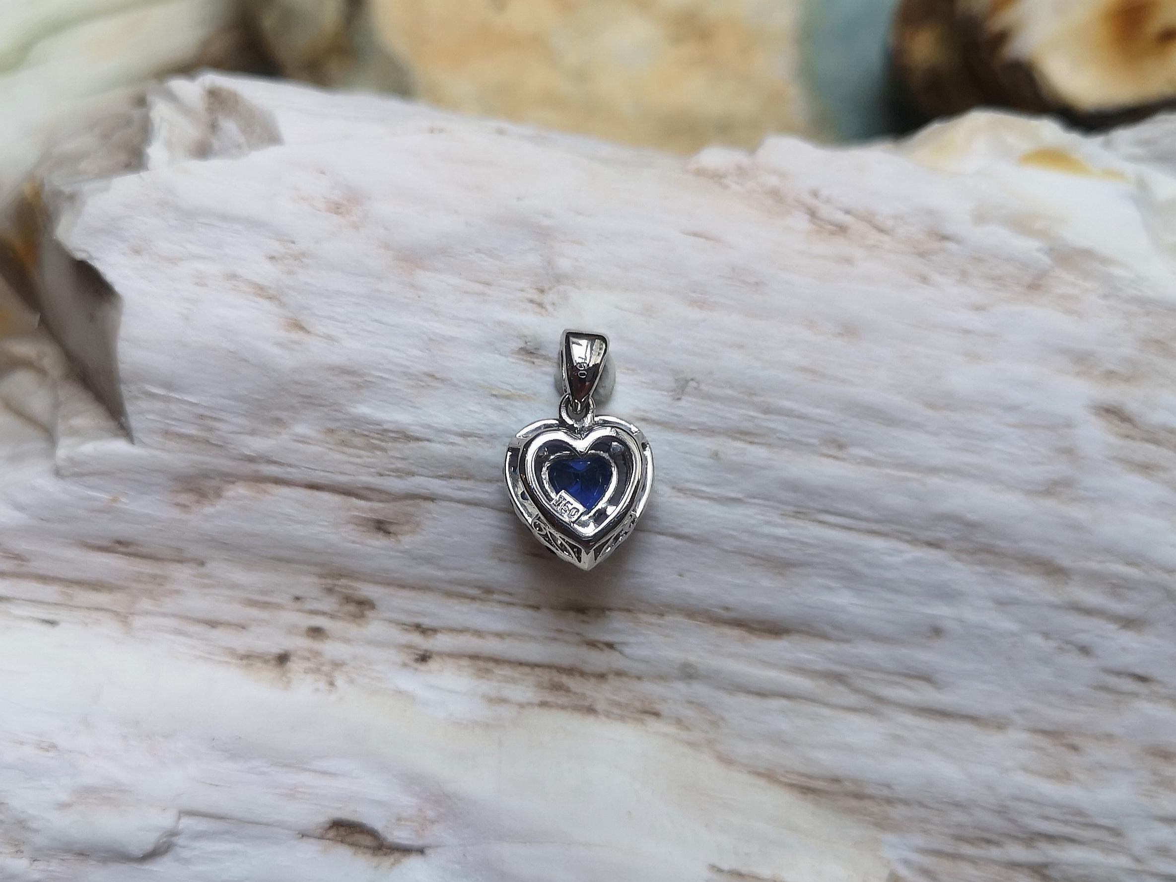 Donna Ciondolo a forma di cuore con zaffiro blu incastonato in oro bianco 18 carati in vendita
