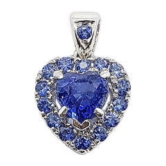 Pendentif en or blanc 18 carats avec saphir bleu en forme de coeur