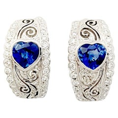 Boucles d'oreilles en or blanc 18 carats serties de saphir bleu en forme de cœur et de diamants