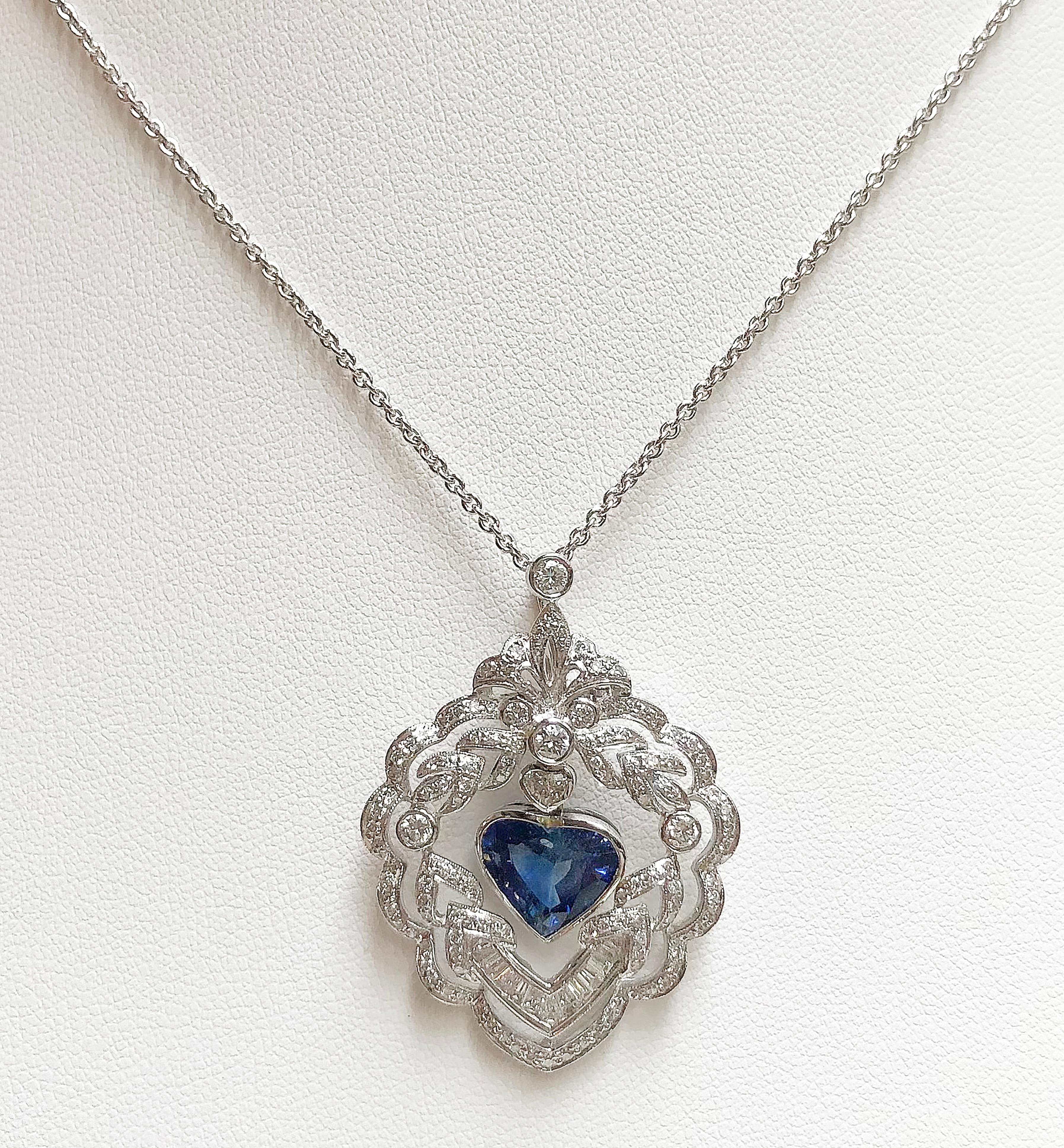 Pendentif en saphir bleu 2,98 carats et diamant 1,25 carats serti dans une monture en or blanc 18 carats
(chaîne non incluse)

Largeur :  2.8 cm 
Longueur : 3,8 cm
Poids total : 7,37 grammes

