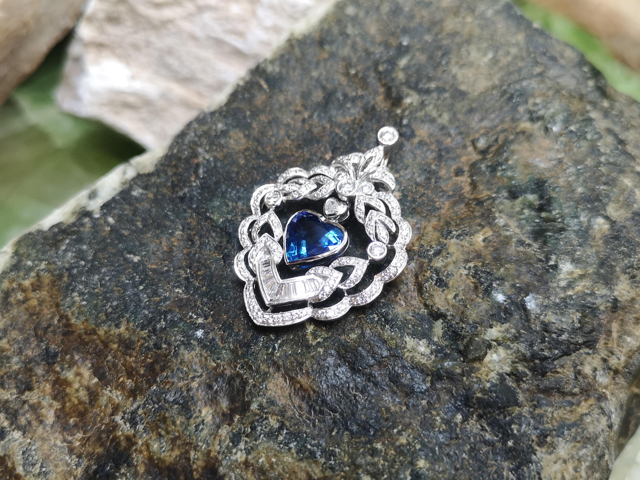Édouardien Pendentif en or blanc 18 carats serti d'un saphir bleu en forme de cœur avec diamant en vente