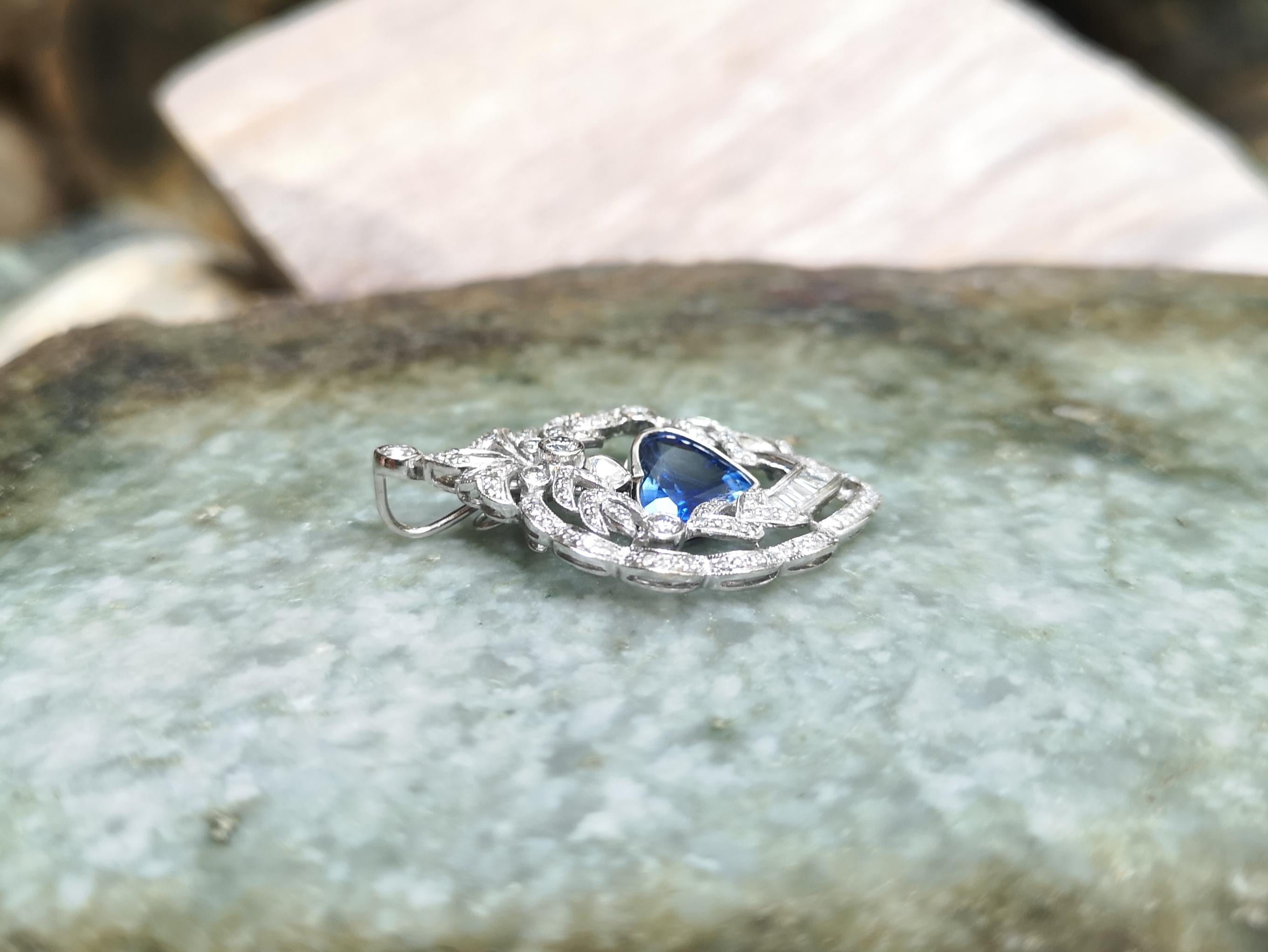 Taille mixte Pendentif en or blanc 18 carats serti d'un saphir bleu en forme de cœur avec diamant en vente