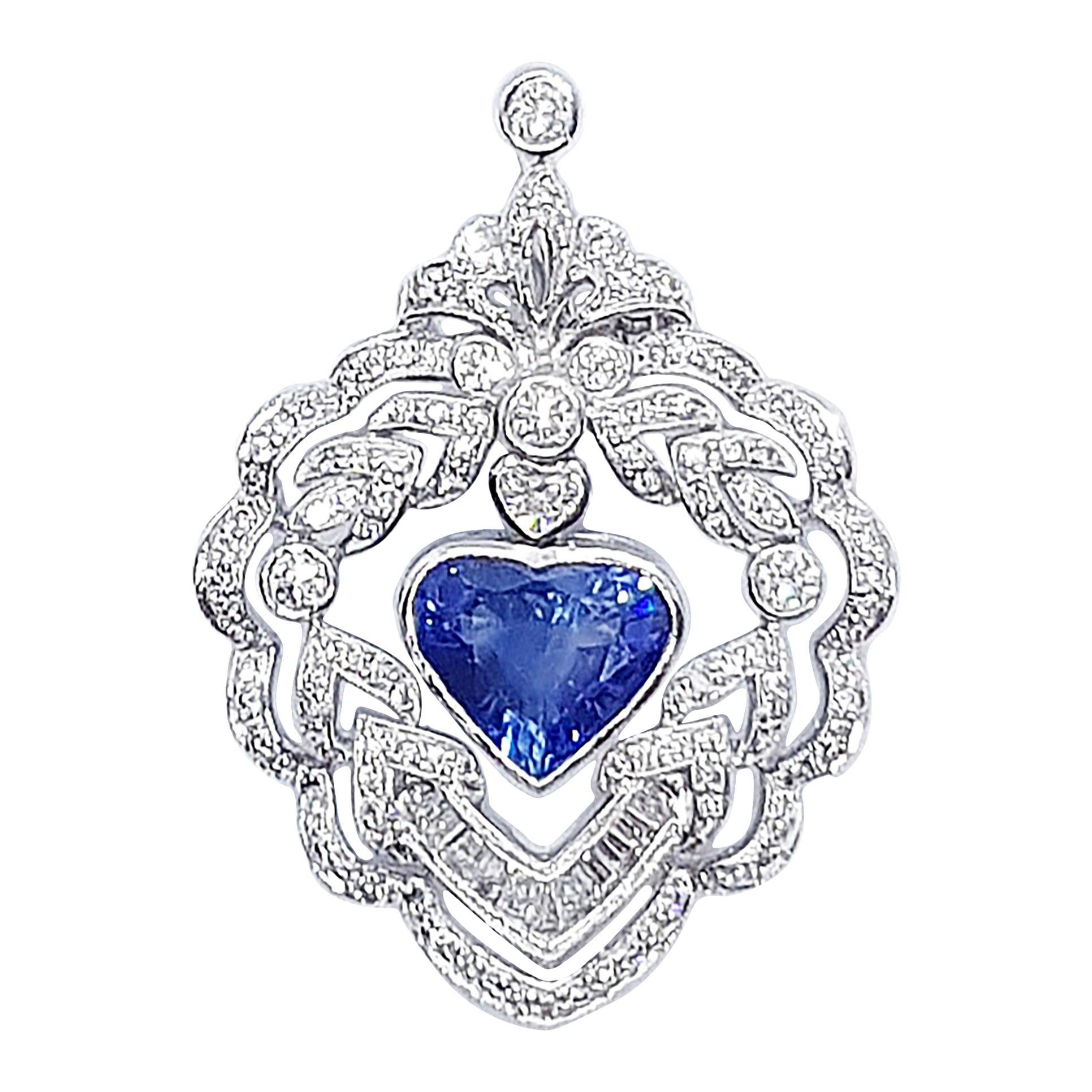 Pendentif en or blanc 18 carats serti d'un saphir bleu en forme de cœur avec diamant