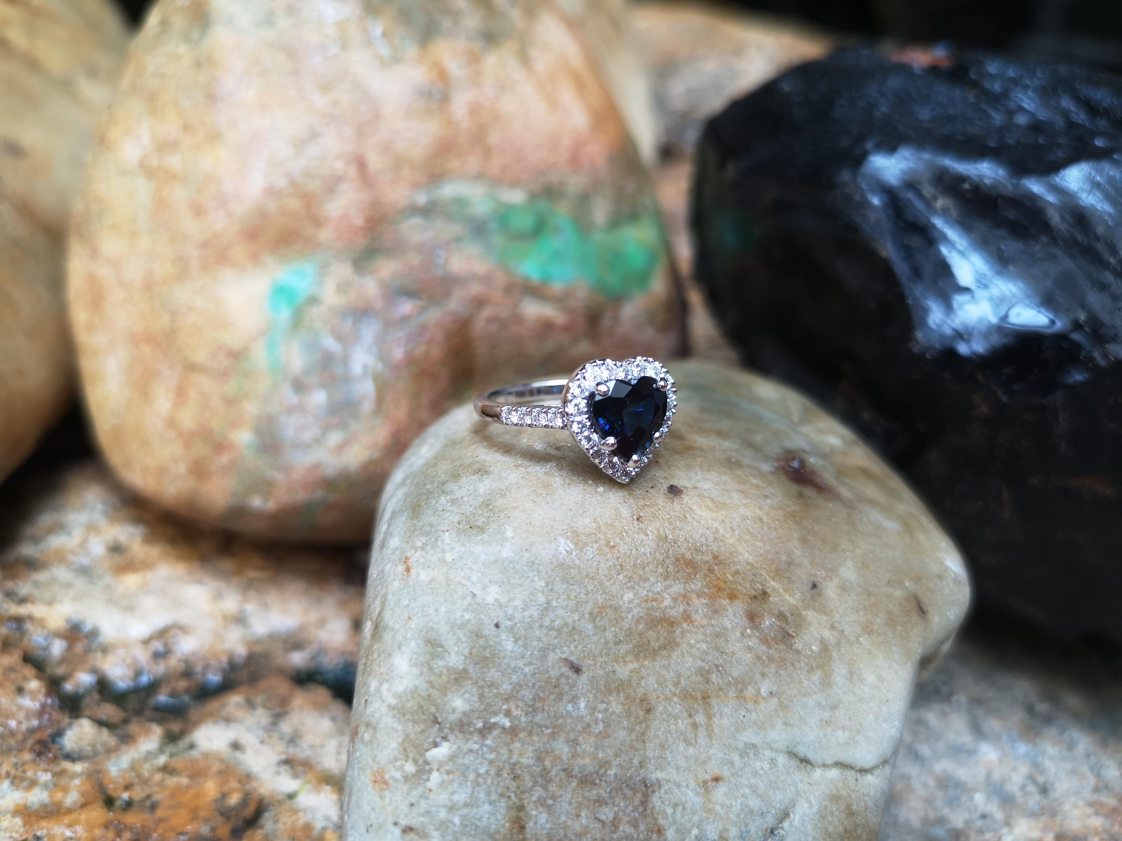Heart Shape Blue Sapphire with Diamond Ring Set in 18 Karat White Gold Settings In New Condition For Sale In Bangkok, TH