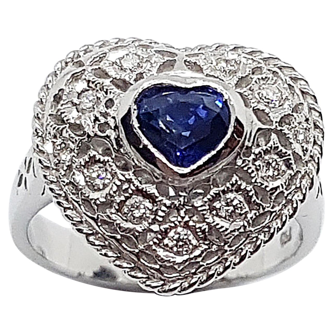 Bague en or blanc 18 carats sertie d'un saphir bleu en forme de cœur et de diamants