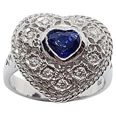 Bague en or blanc 18 carats sertie d'un saphir bleu en forme de cœur et de diamants